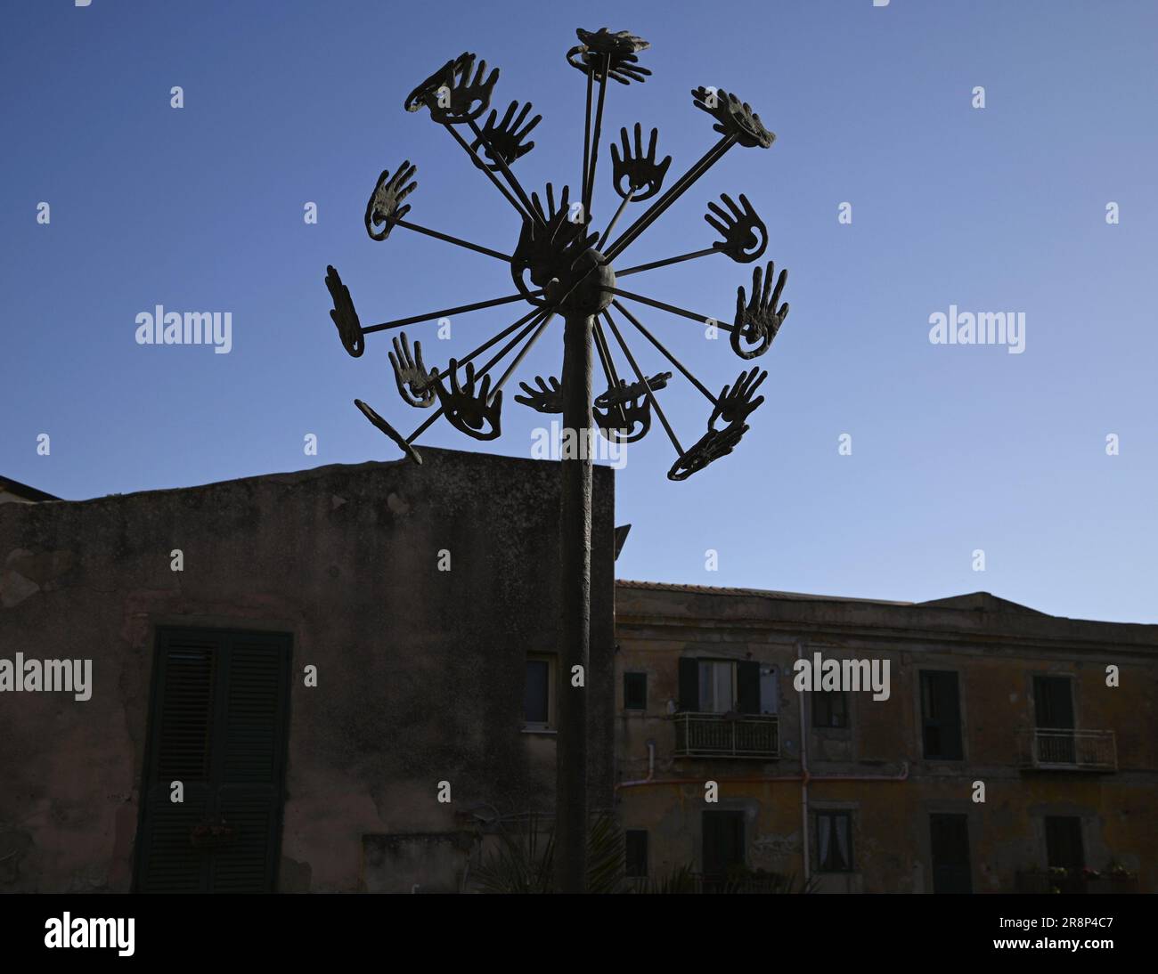 Schmiedeeisernes Symbol auf der Piazza Don Giovanni Minzoni in Agrigento Sizilien, Italien. Stockfoto