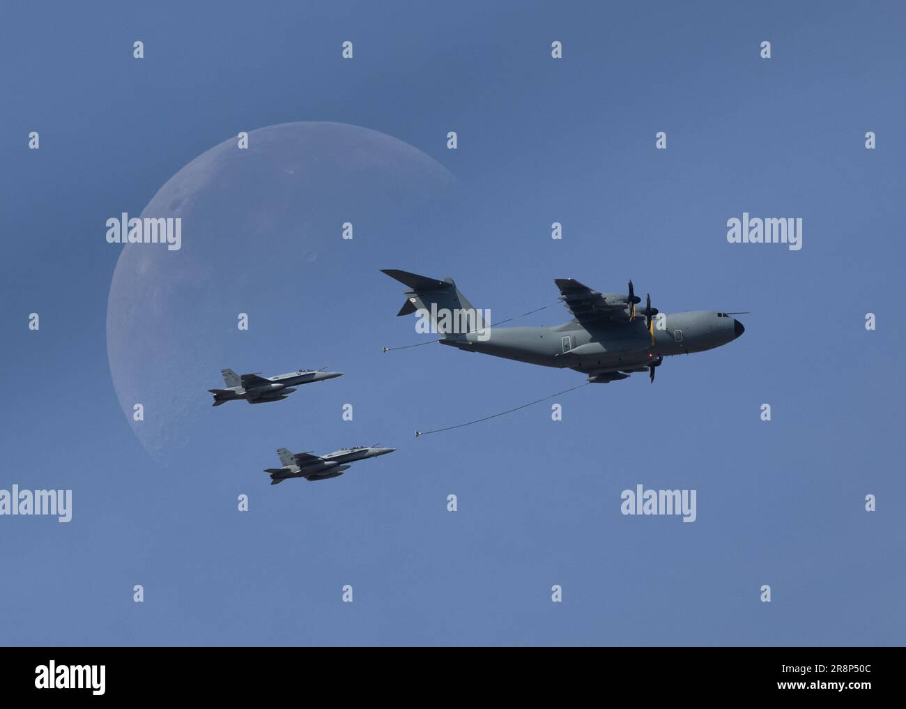 A400M Atlas-Betankung 2 x F-18 Hornet Fighter Jets Stockfoto