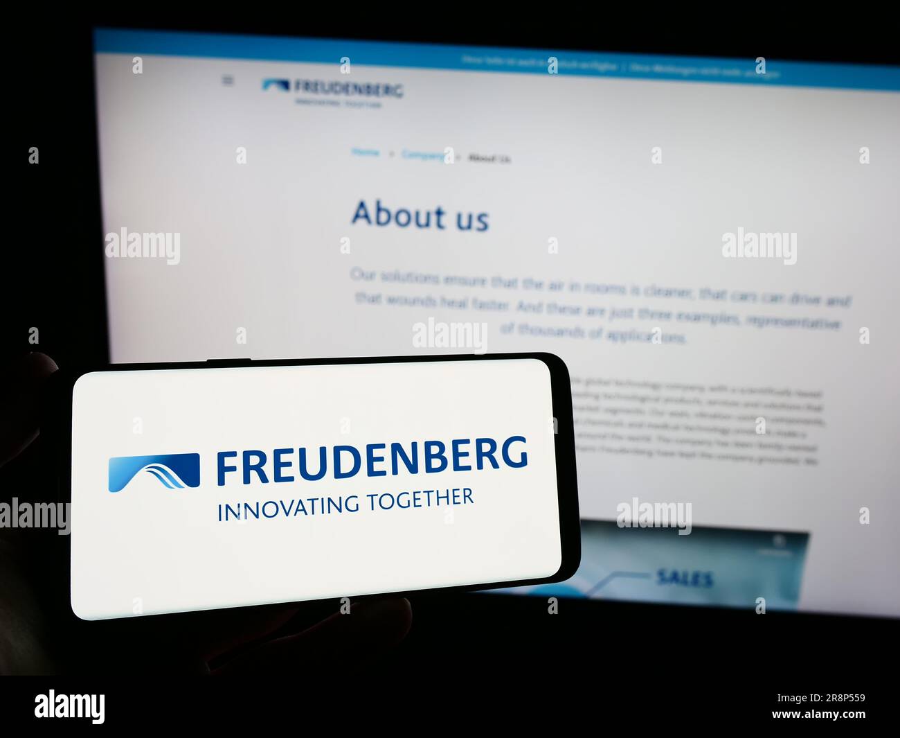 Person, die ein Smartphone mit dem Logo des deutschen Unternehmens Freudenberg SE auf dem Bildschirm vor der Website hält. Konzentrieren Sie sich auf das Display des Telefons. Stockfoto