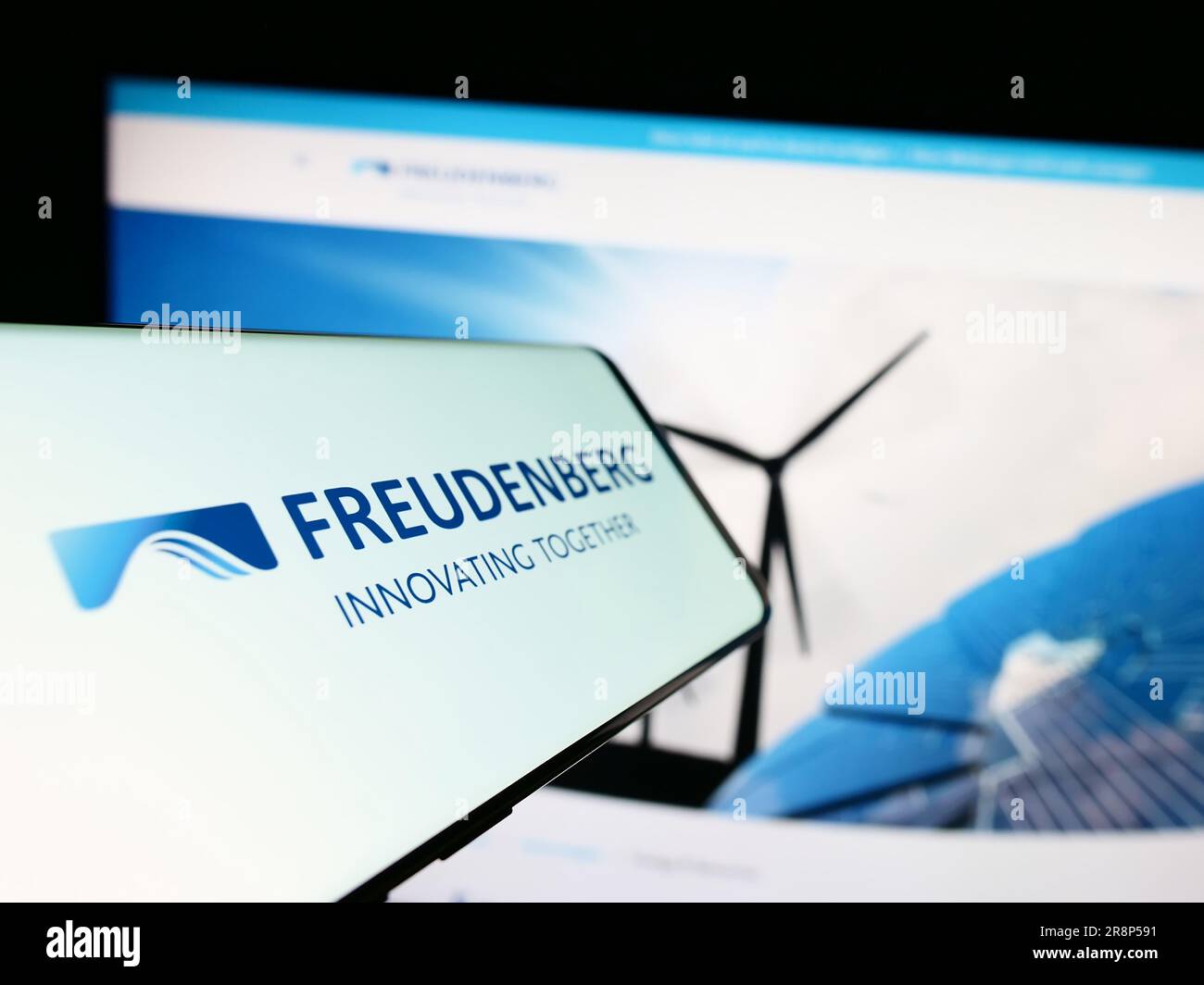 Mobiltelefon mit Logo des deutschen Unternehmens Freudenberg SE auf dem Bildschirm vor der Business-Website. Fokus auf die Mitte links des Telefondisplays. Stockfoto