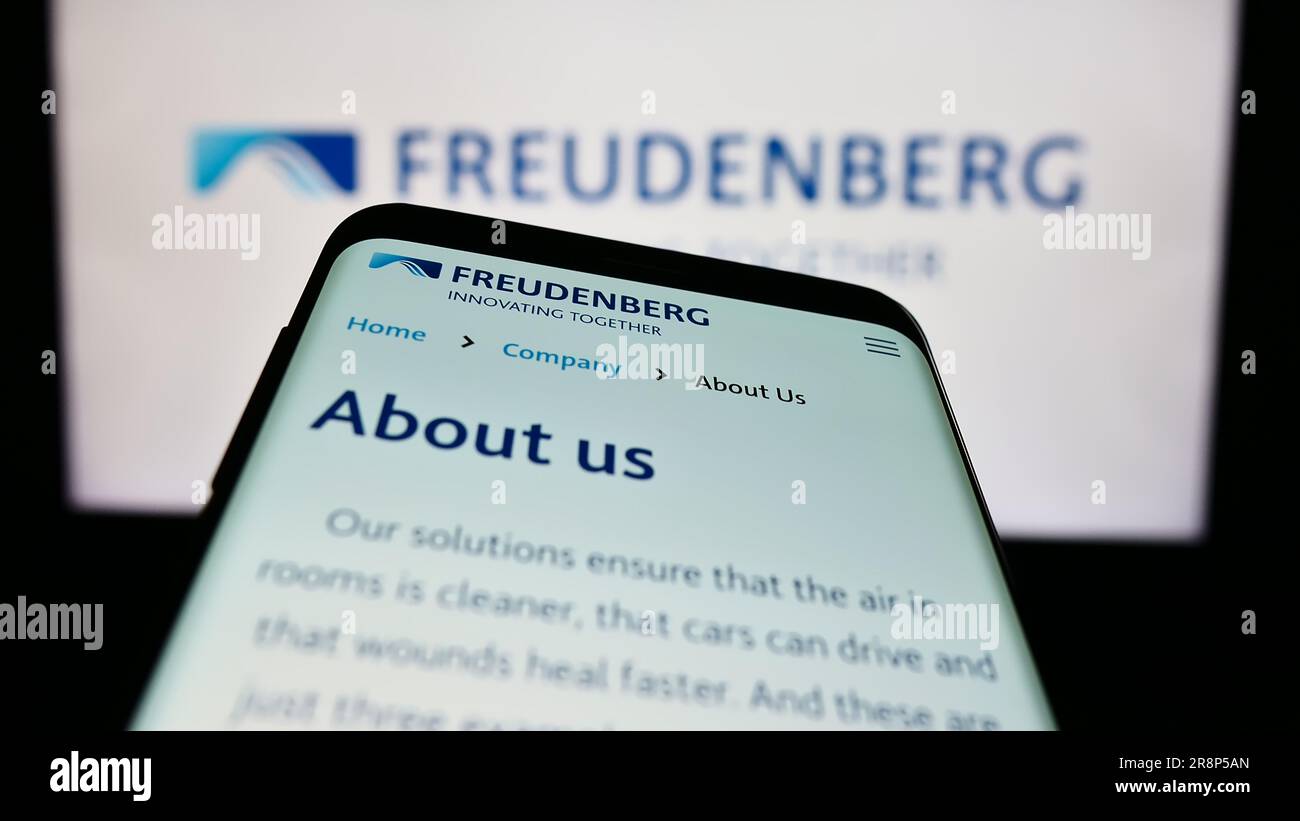 Smartphone mit Webseite des deutschen Unternehmens Freudenberg SE auf dem Bildschirm vor dem Firmenlogo. Fokus auf oberer linker Seite des Telefondisplays. Stockfoto