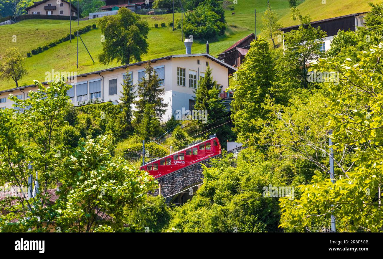 Toller Blick auf die steilste Zahnradbahn der Welt, die auf den Aufstieg von der Talstation Alpnachstad zur Bergstation Pilatus Kulm wartet. Stockfoto