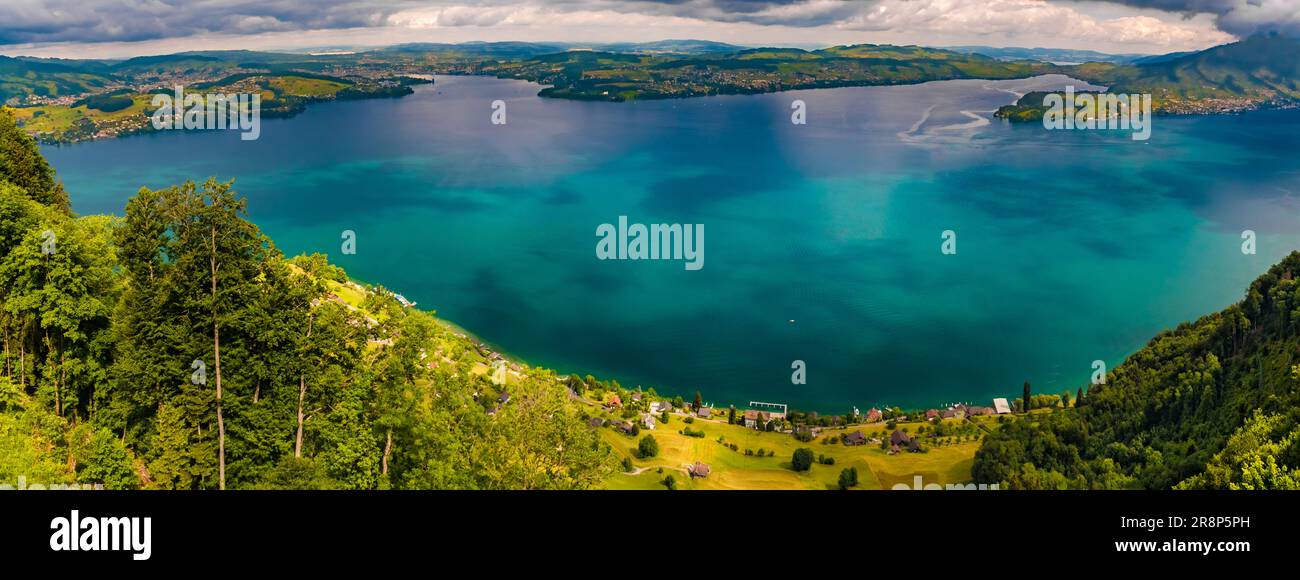 Vom Aussichtspunkt des Bürgenstock Resorts hat man ein wunderschönes Panorama auf den Vierwaldstättersee. Unten auf dem Foto sehen Sie Kehrsiten-Bürgenstock, die Bootsanlegestelle... Stockfoto