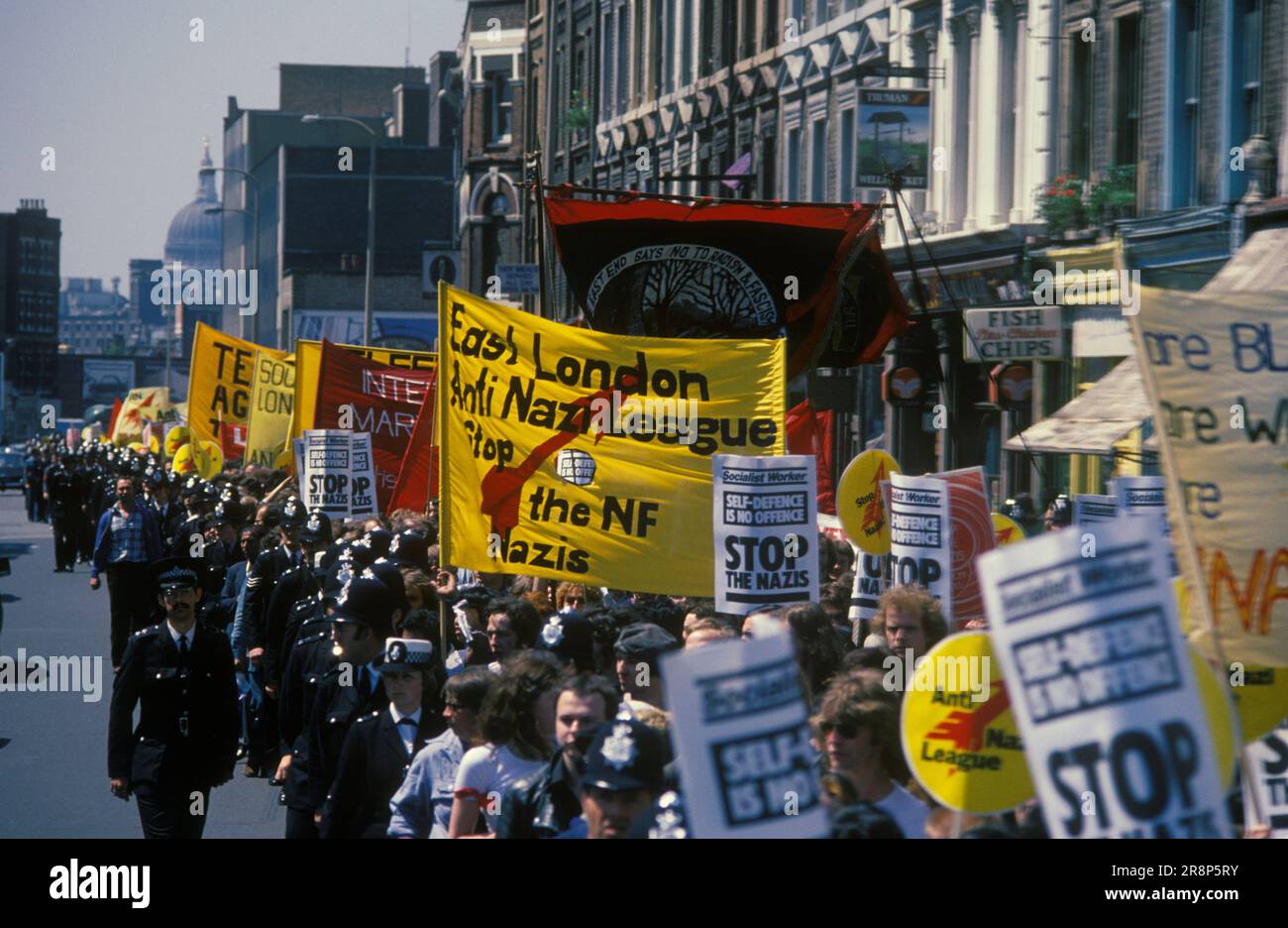Anti-Rassismus-marsch durch East London Anti-Nazi-Liga stoppt die NF-Banner-Demonstration gegen Rassismus. St. Paul's Cathedral im Hintergrund. East London. England 1978. 1970er Jahre HOMER SYKES Stockfoto