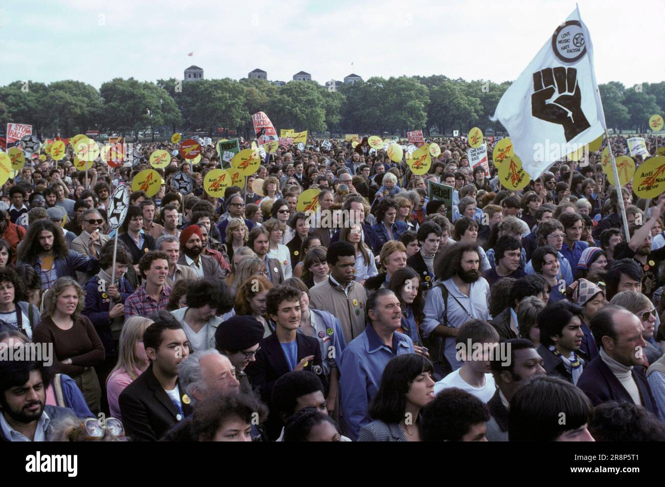 Rock-Against-Rassismus-märz und Rallye Hyde Park London 1978. Auf dem Anti-Nazi-Banner steht "Love Music Hass Racism". 1970er GB 70s HOMER SYKES Stockfoto