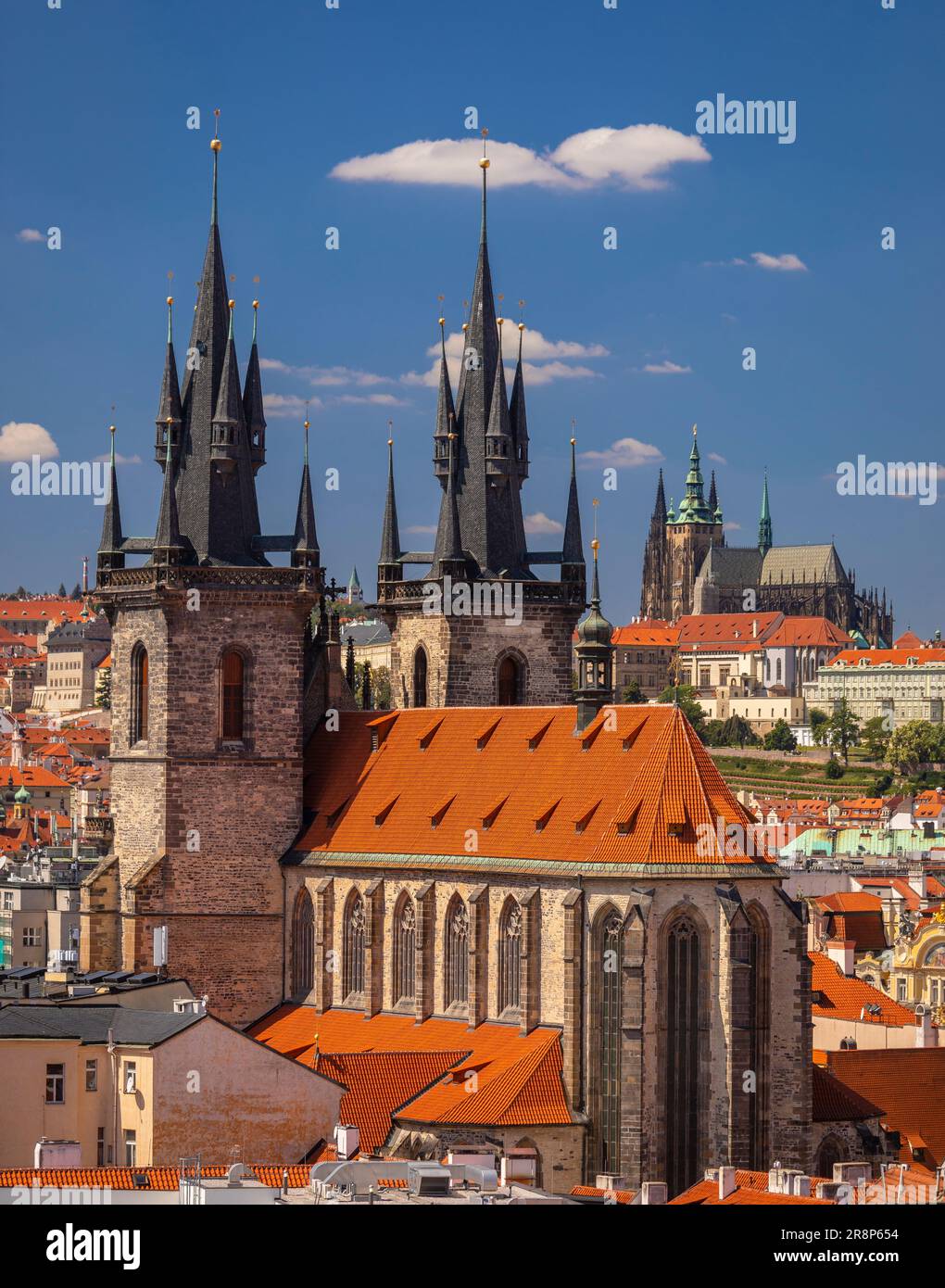 PRAG, TSCHECHISCHE REPUBLIK, EUROPA - Prag Skyline einschließlich der Kirche unserer Lieben Frau vor Tyn, und in der Ferne St. Veitsdom und Prager Burg. Stockfoto