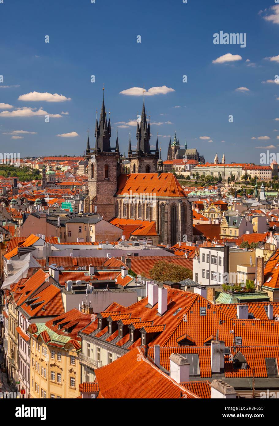PRAG, TSCHECHISCHE REPUBLIK, EUROPA - Prag Skyline einschließlich der Kirche unserer Lieben Frau vor Tyn, und in der Ferne St. Veitsdom und Prager Burg. Stockfoto