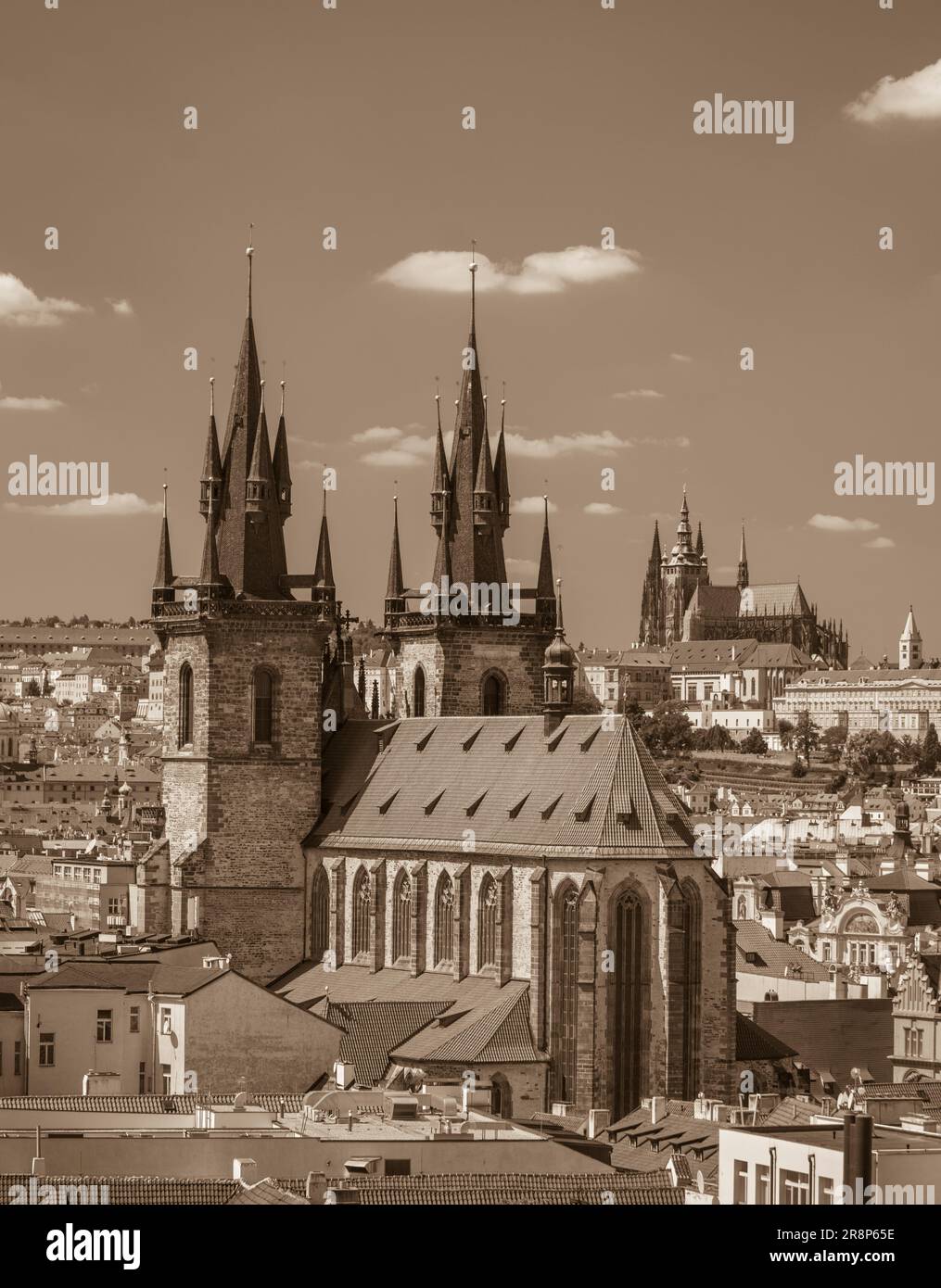 PRAG, TSCHECHISCHE REPUBLIK, EUROPA - Prag Skyline einschließlich der Kirche unserer Lieben Frau vor Tyn, und in der Ferne St. Veitsdom und Prager Burg. Stockfoto