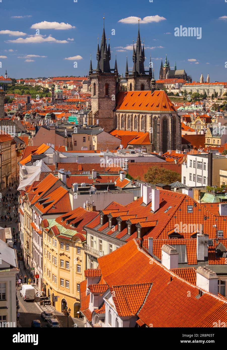 PRAG, TSCHECHISCHE REPUBLIK, EUROPA - Prag Skyline einschließlich der Kirche unserer Lieben Frau vor Tyn, und in der Ferne St. Veitsdom und Prager Burg. Stockfoto