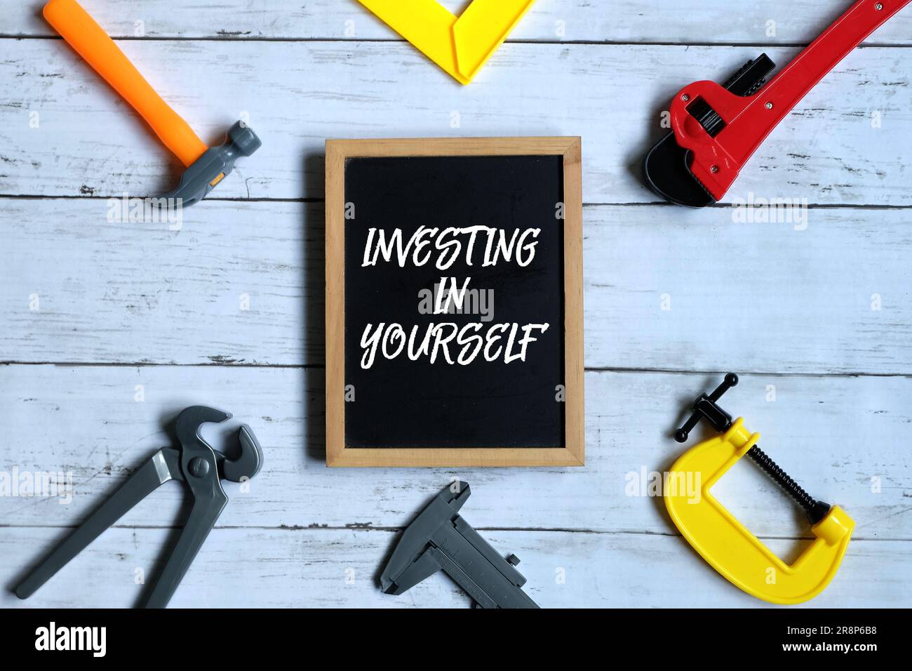 Tafel geschrieben mit INVESTITION IN SICH selbst. Stockfoto