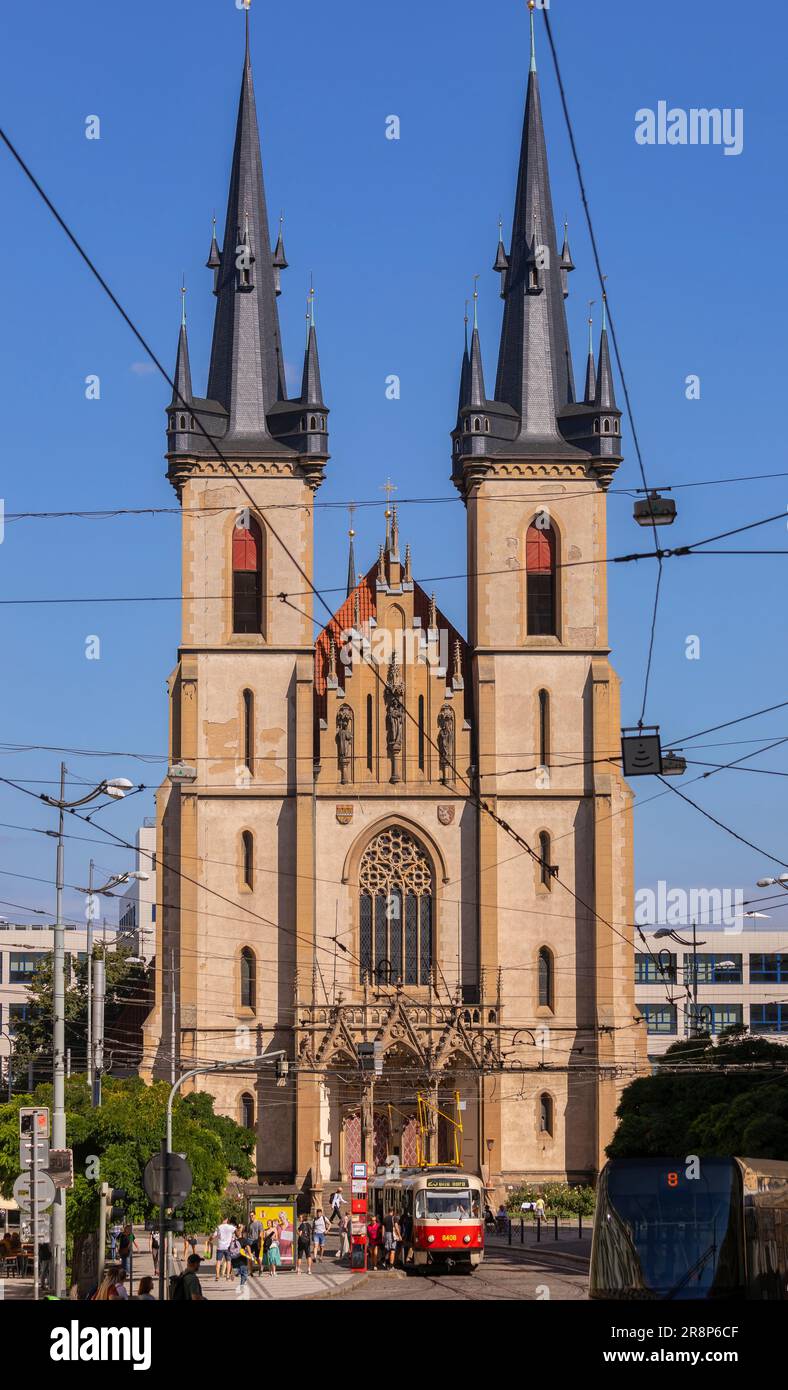 PRAG, TSCHECHISCHE REPUBLIK, EUROPA - Kirche des Heiligen Antonius von Padua und Straßenbahn- und Straßenszene, am Strossmayer Platz. Stockfoto