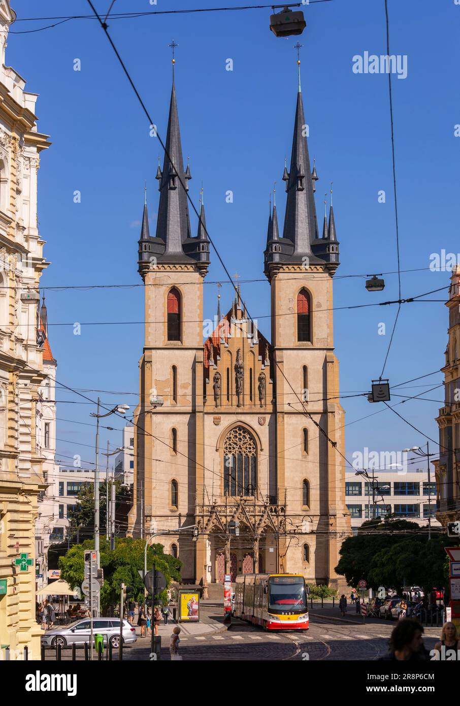 PRAG, TSCHECHISCHE REPUBLIK, EUROPA - Kirche des Heiligen Antonius von Padua und Straßenbahn- und Straßenszene, am Strossmayer Platz. Stockfoto