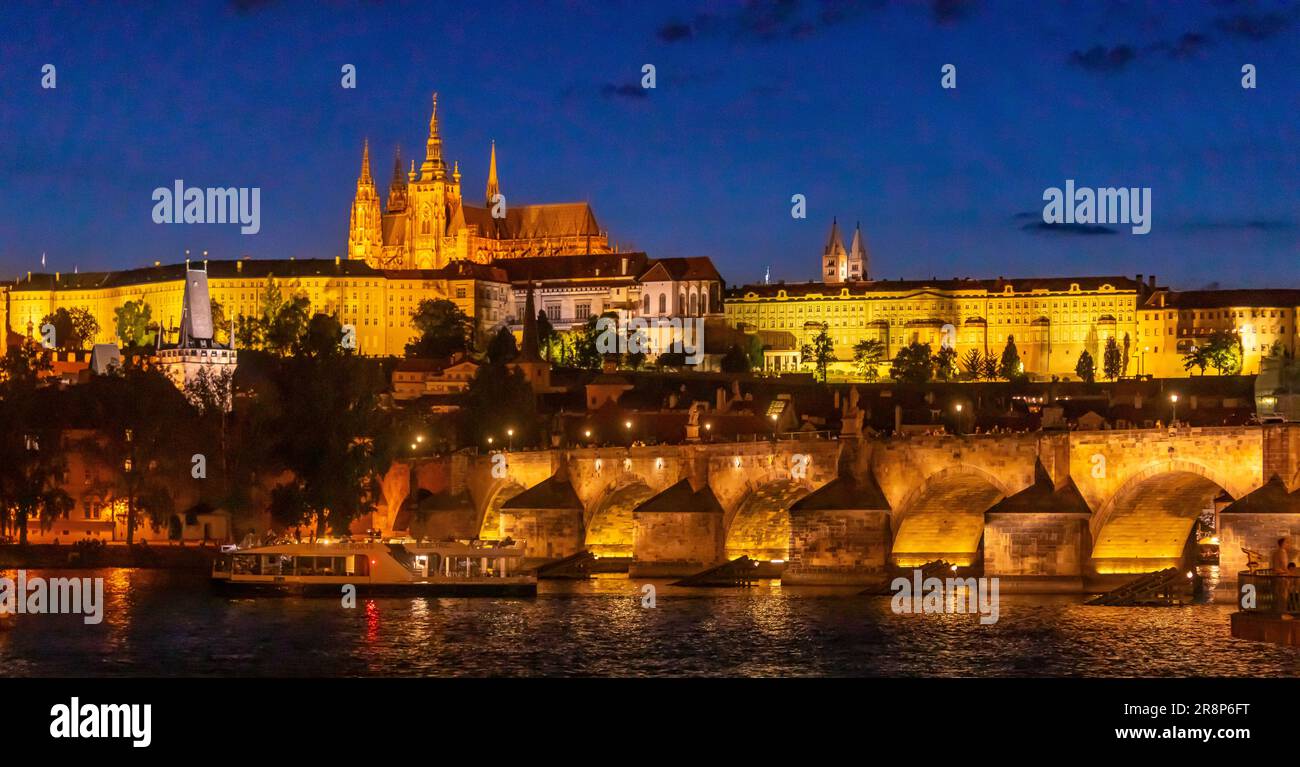 PRAG, TSCHECHISCHE REPUBLIK, EUROPA - Prager Skyline bei Nacht mit Karlsbrücke, Prager Burg und St. Veitsdom und Burgviertel, Hradcany, ON Stockfoto