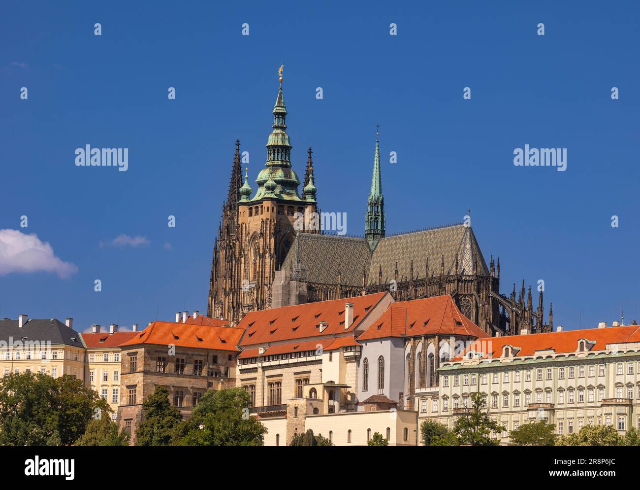 PRAG, TSCHECHISCHE REPUBLIK, EUROPA - ST. Der Veitsdom auf der Prager Burg erhebt sich über dem Stadtviertel Hradcany. Stockfoto