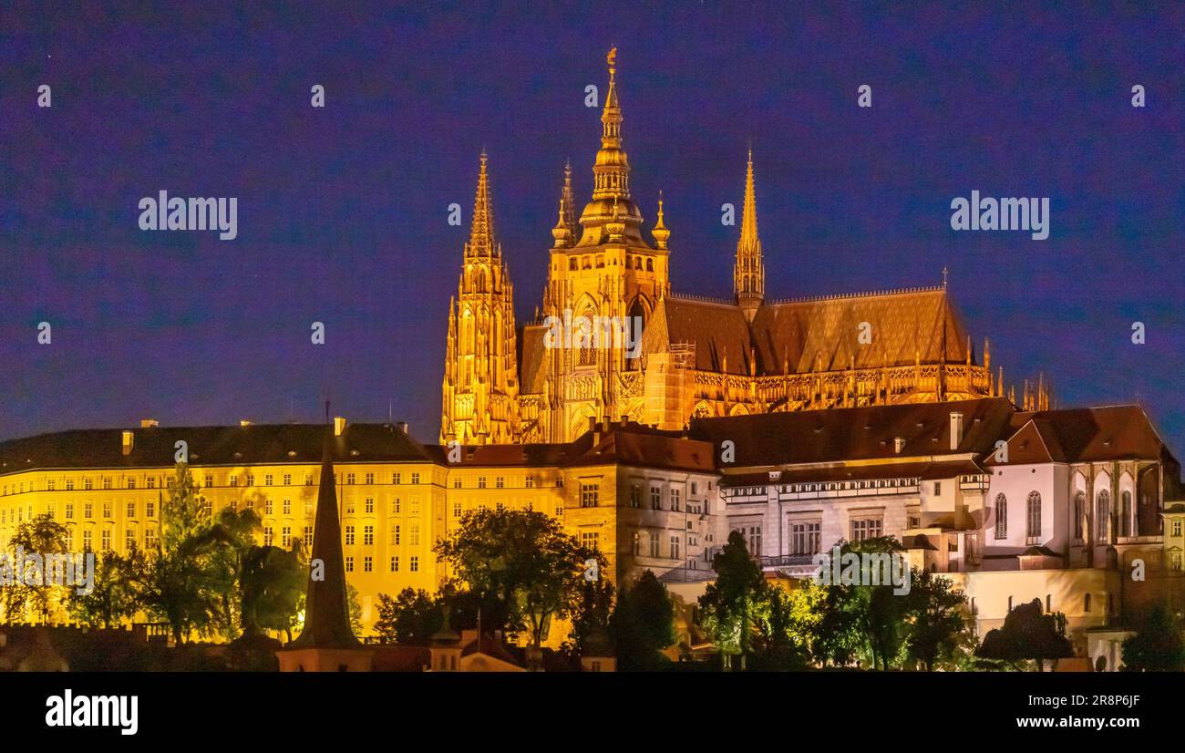 PRAG, TSCHECHISCHE REPUBLIK, EUROPA - Prager Skyline bei Nacht mit Prager Burg und St. Veitsdom im Burgviertel. Stockfoto