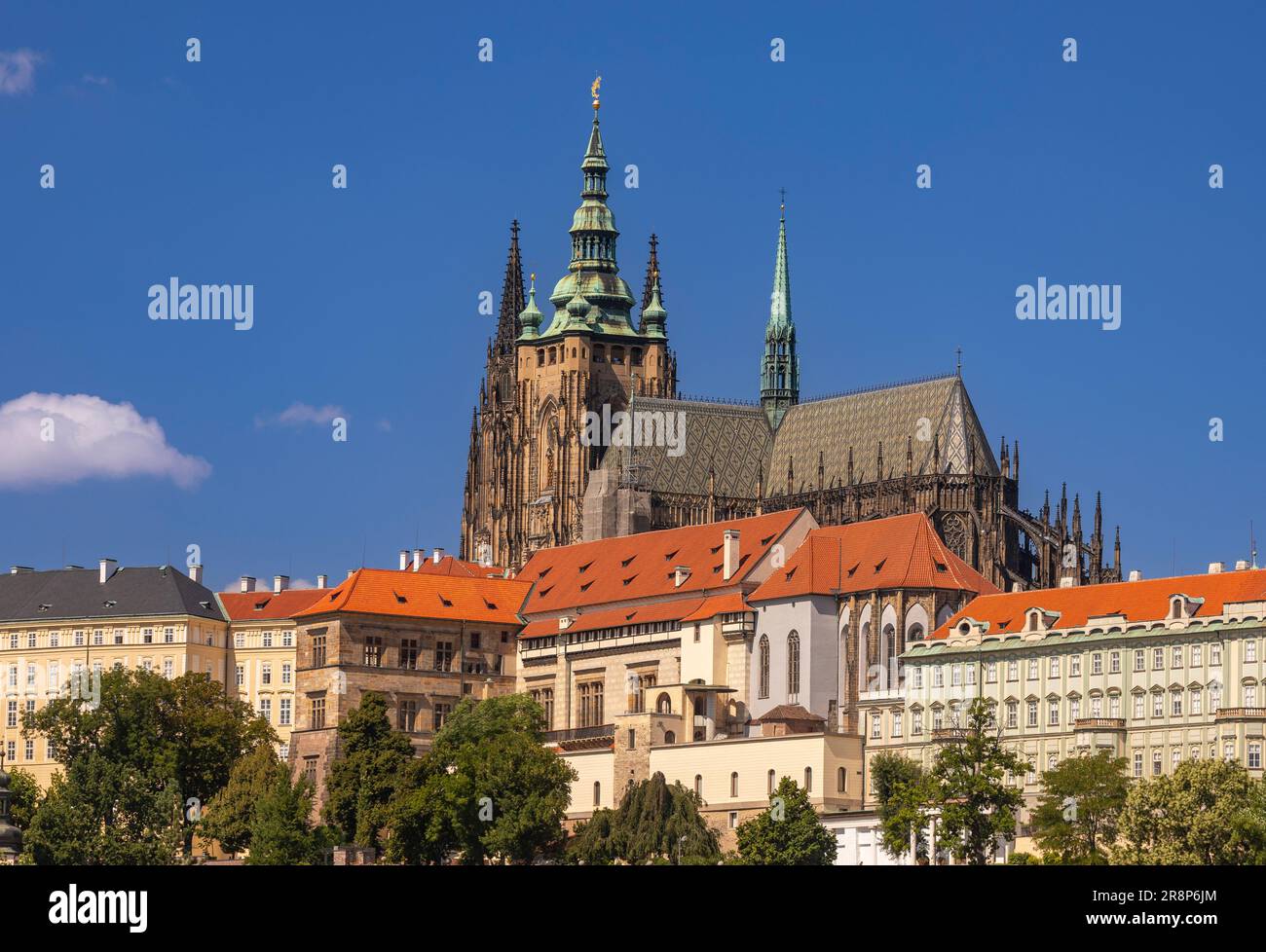 PRAG, TSCHECHISCHE REPUBLIK, EUROPA - ST. Der Veitsdom auf der Prager Burg erhebt sich über dem Stadtviertel Hradcany. Stockfoto