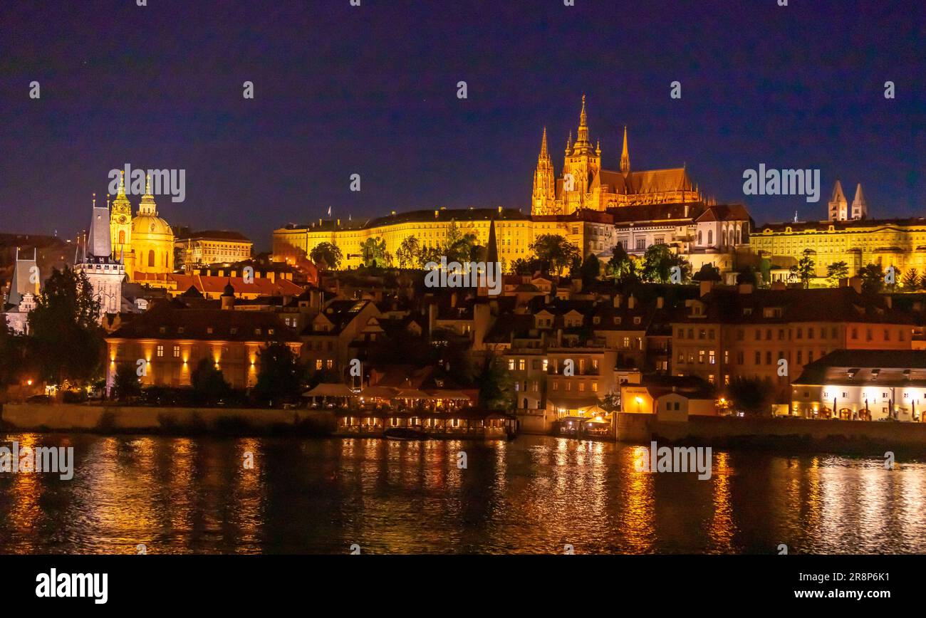 PRAG, TSCHECHISCHE REPUBLIK, EUROPA - Prager Skyline bei Nacht mit Karlsbrücke, Prager Burg und St. Veitsdom und Burgviertel, Hradcany, ON Stockfoto