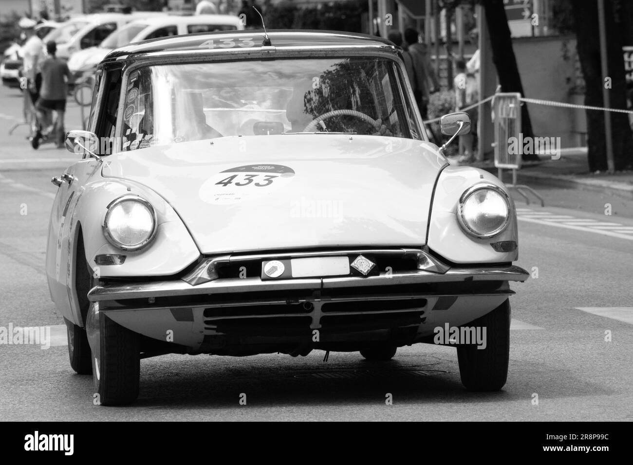 Pesaro , ITALIEN - 14. juni - 2023 : CITROEN DS 19 1957 auf einem alten Rennwagen in der Rallye Mille Miglia 2023 das berühmte historische rennen italiens (1927-1957) Stockfoto