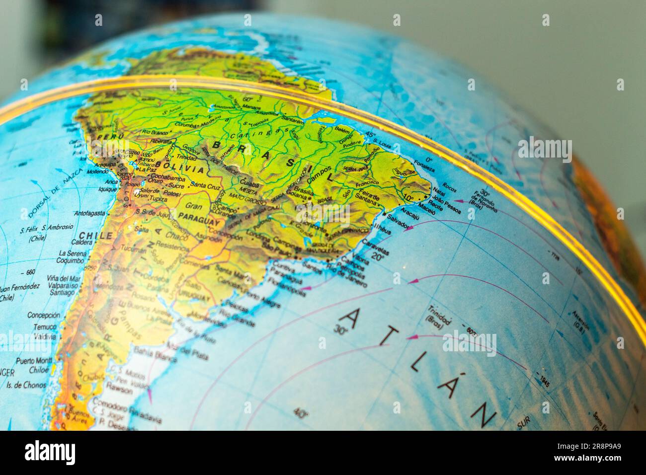 Nahaufnahme eines Globus mit dem südamerikanischen Kontinent und seinen verschiedenen Ländern und geografischen Merkmalen Stockfoto
