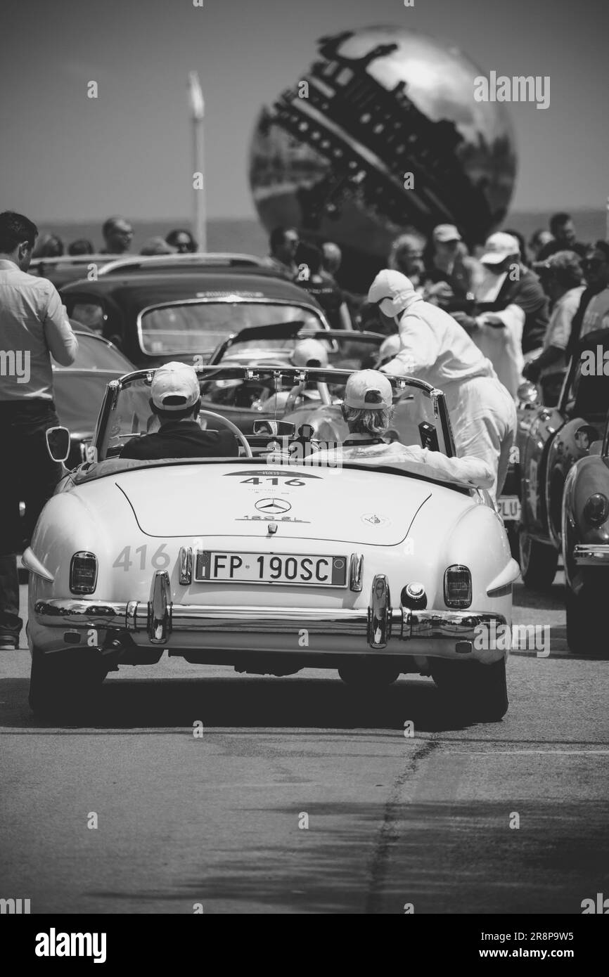 Pesaro , ITALIEN - 14. juni - 2023 : MERCEDES BENZ 190 SL 1956 auf einem alten Rennwagen in der Rallye Mille Miglia 2023 das berühmte historische rennen italiens (1927-19 Stockfoto