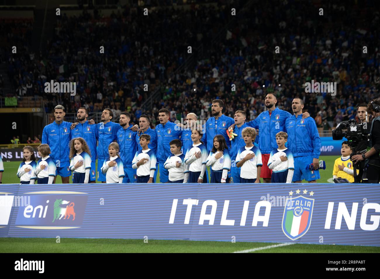 Die italienische Fußballmannschaft singt die Nationalhymne vor dem Spiel der UEFA Nations League Italy vs Englan in Mailand im San Siro Stadion Stockfoto
