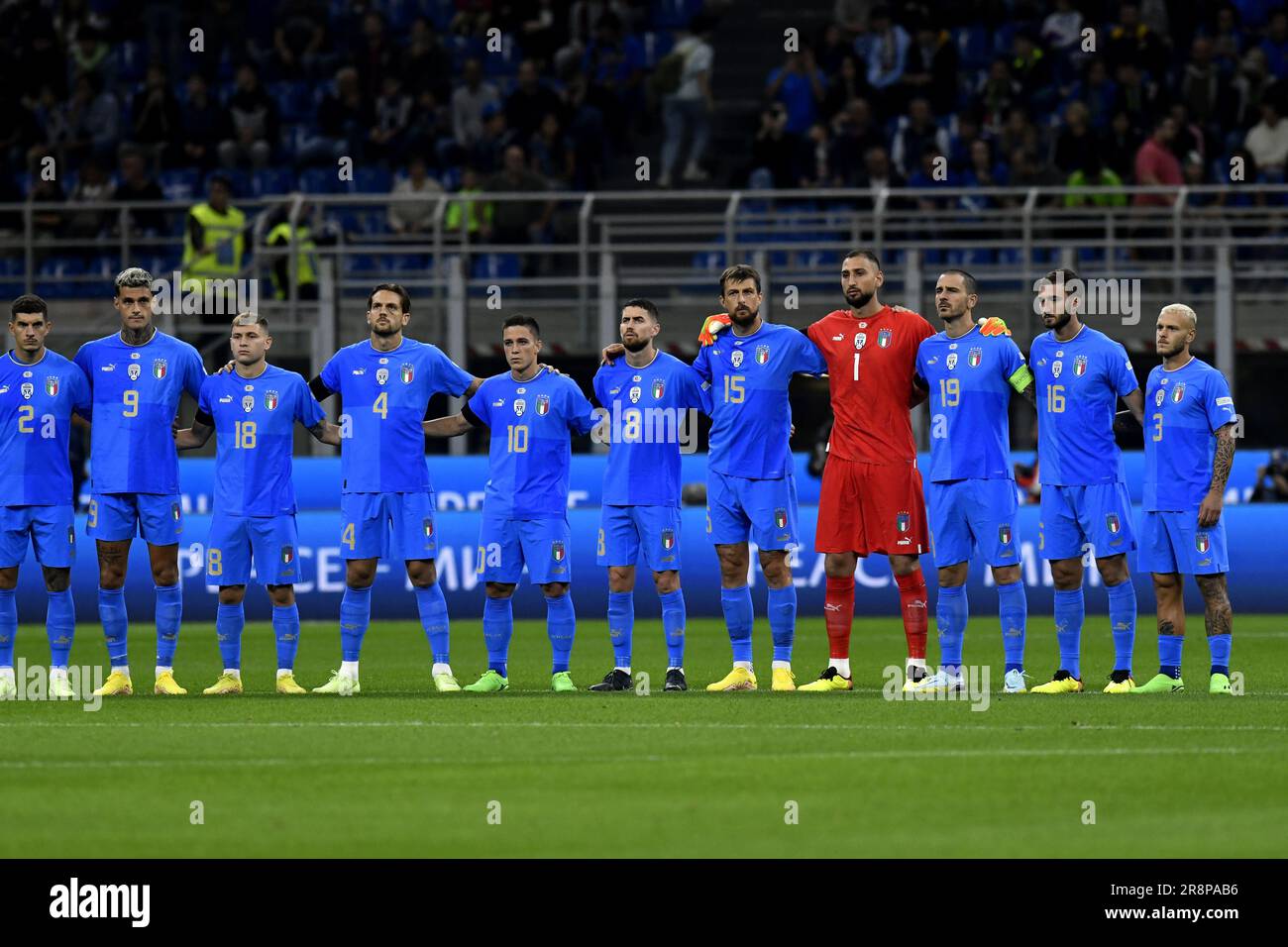 Die italienische Fußballmannschaft singt die Nationalhymne vor dem Spiel der UEFA Nations League Italy vs Englan in Mailand im San Siro Stadion Stockfoto