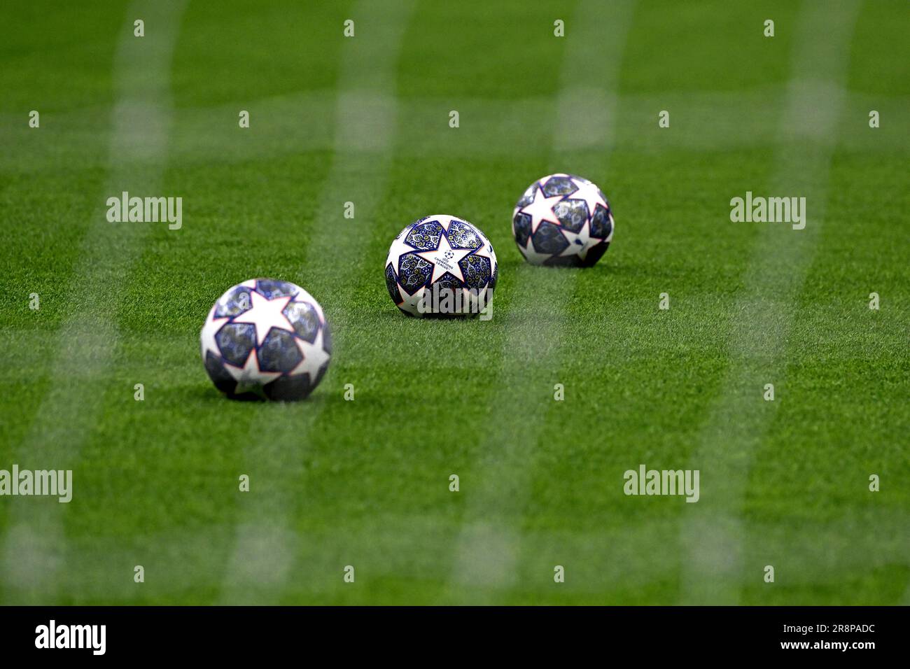 Offizieller UEFA Champions League-Ball auf dem Spielfeld Stockfoto