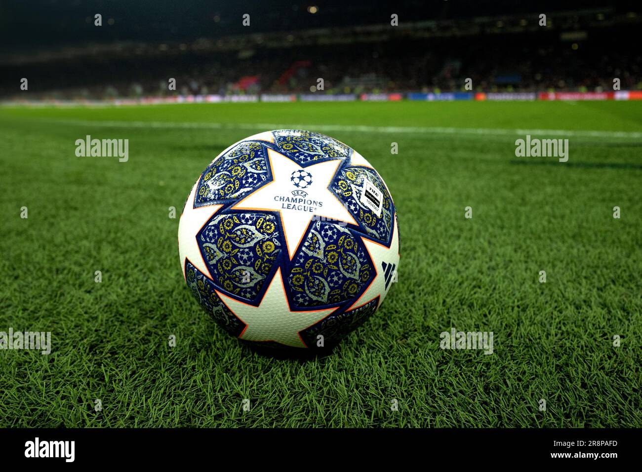 Offizieller UEFA Champions League-Ball auf dem Spielfeld Stockfoto