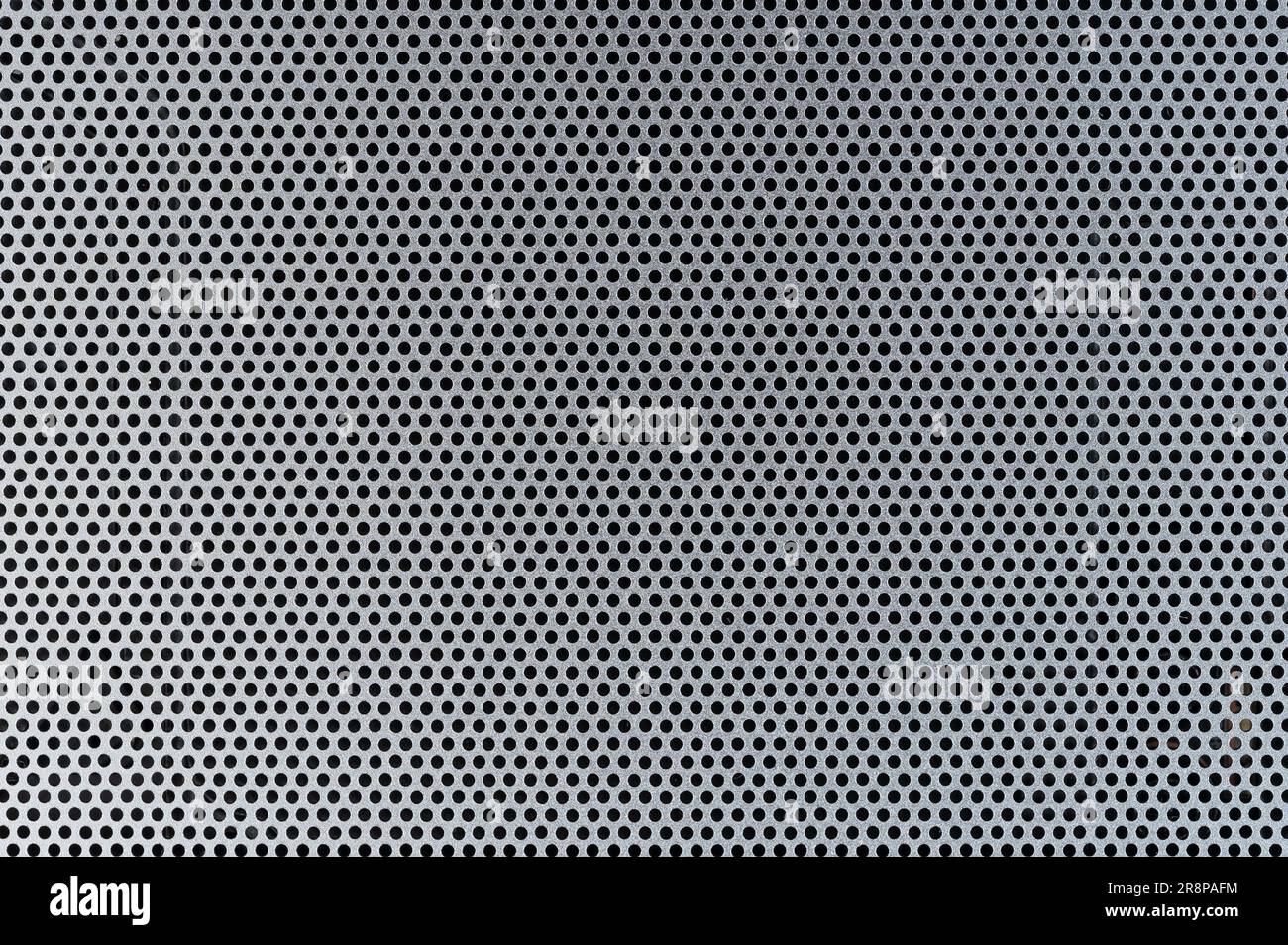 Metallgitterstruktur mit perforierten kreisförmigen Löchern – Nahaufnahme Stockfoto