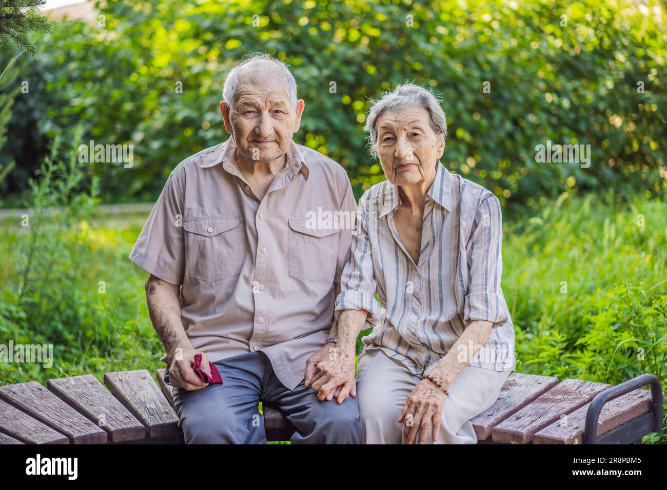 Ein verliebtes älteres Paar. Älterer Mann und Frau, die Händchen halten und sich mit wahren