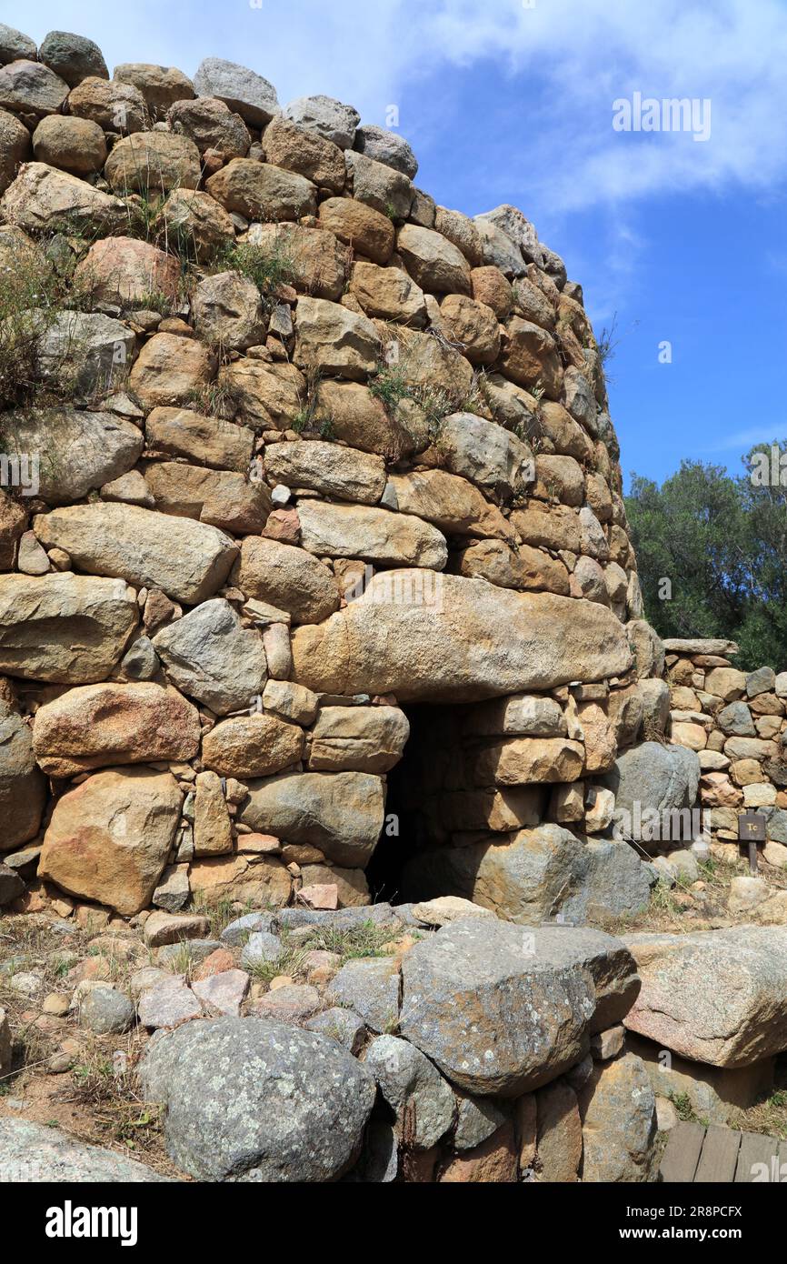 Nuraghe La Prisgiona bei Arzachena auf Sardinien. Neuragische Monumentkomplex der antiken jungsteinzeitlichen Zivilisation in Sardinien, Italien. Stockfoto