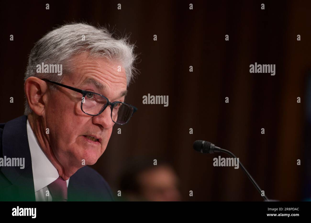 Washington, Vereinigte Staaten Von Amerika. 22. Juni 2023. Jerome H. Powell, Vorsitzender des Gouverneursrats des Federal Reserve System, sagt vor dem Senatsausschuss der Vereinigten Staaten für Banken, Wohnungsbau, Und Urban Affairs Hearing zur Prüfung des „halbjährlichen währungspolitischen Berichts an den Kongress“ im Dirksen Senate Office Building in Washington, DC, Donnerstag, 22. Juni 2023. Kredit: Rod Lamkey/CNP/Sipa USA Kredit: SIPA US/Alamy Live News Stockfoto