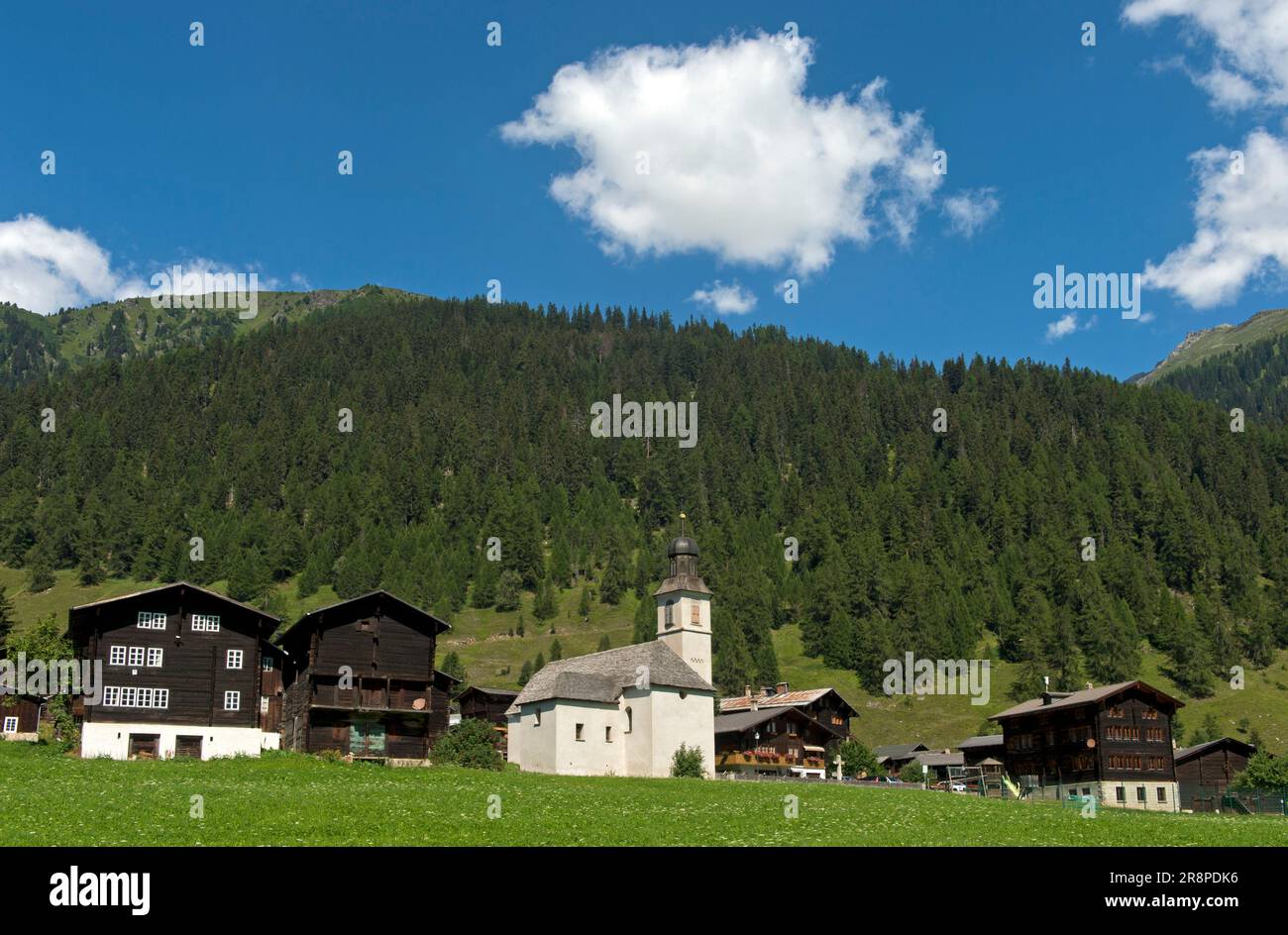 Blick auf das Dorf mit Wohngebäuden, Granar und Kirche, Gluringen, Goms, Wallis, Die Schweiz Stockfoto