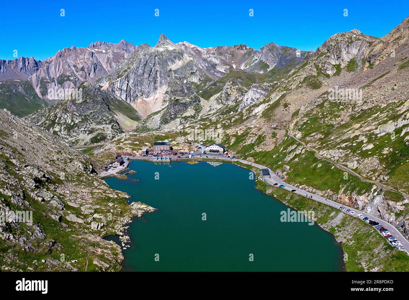 Blick von der Great St. Bernhard Pass über den Bergsee Lac du Grand-St-Bernard zu den italienischen Alpen, Bourg-Saint-Bernard, Wallis, Schweiz Stockfoto