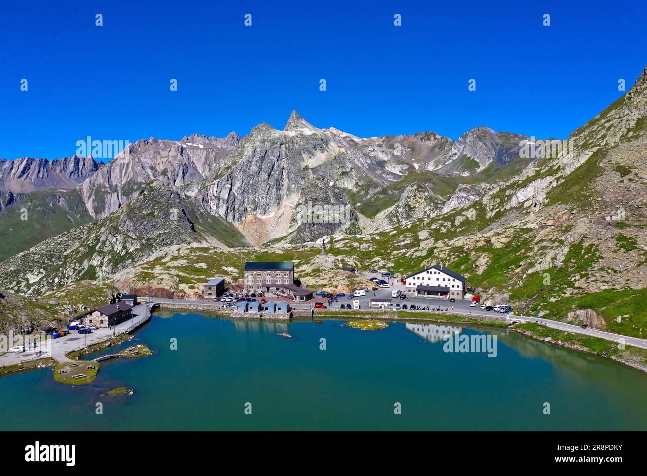 Blick von der Great St. Bernhard Pass über den Bergsee Lac du Grand-St-Bernard zu den italienischen Alpen, Bourg-Saint-Bernard, Wallis, Schweiz Stockfoto