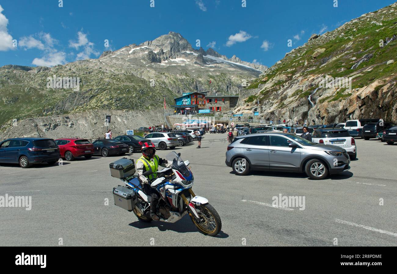 Stark frequentierter Parkplatz am Eingang zur Eisgrotte im Rhone-Gletscher, Furka-Pass, Belvédère, Obergoms, Wallis, Die Schweiz Stockfoto