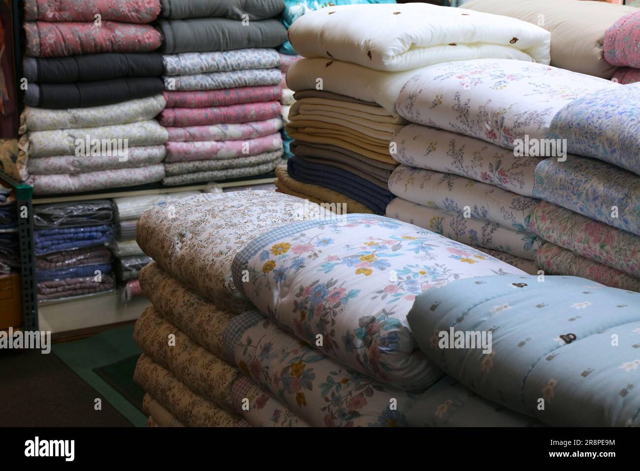 Koreanische Bettdecken und Bettwäsche auf dem Gwangjang Market in Seoul, Südkorea. Stockfoto