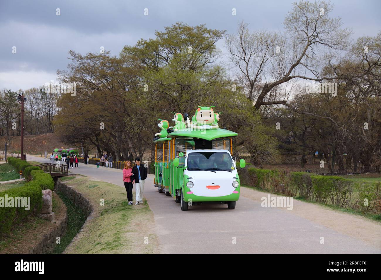 GYEONGJU, SÜDKOREA - 26. MÄRZ 2023: Touristen fahren mit dem elektrischen Seidenraupen-Tourbus an historischen Stätten von Gyeongju, Südkorea. Seidenraupe war ein Impor Stockfoto