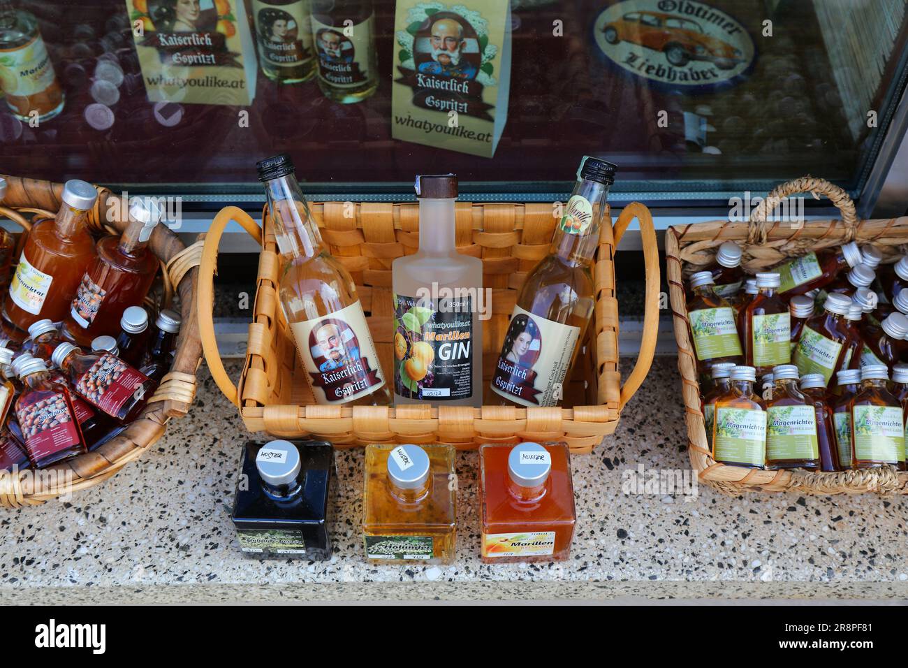 MELK, ÖSTERREICH - 1. AUGUST 2022: Aprikosenschnaps und Gin zum Verkauf in der österreichischen Region Melk, Wachau. Die Wachau-Region ist berühmt für ihre Aprikosen-Handwerkskunst Stockfoto
