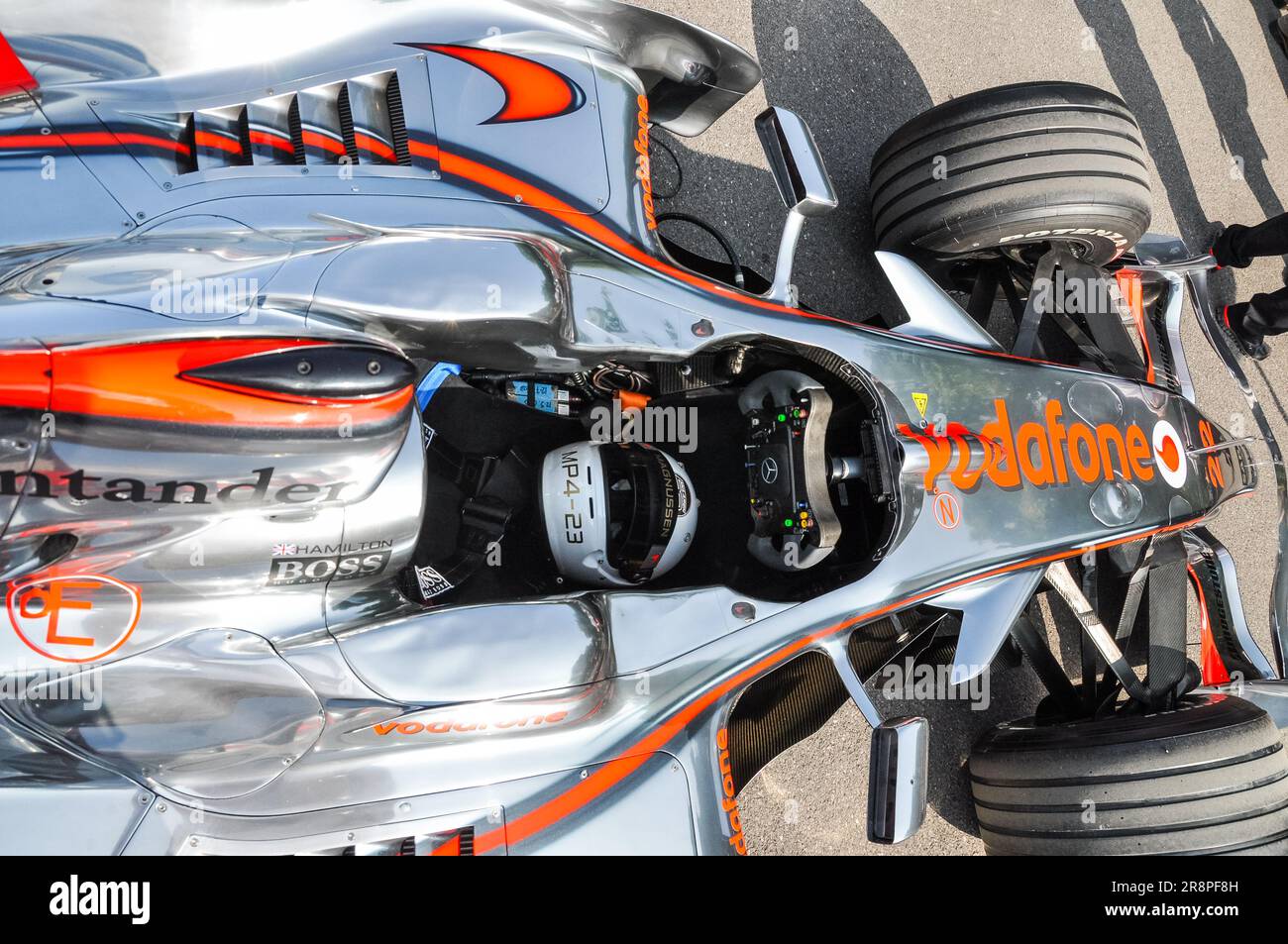 McLaren MP4-23 Formel 1 Grand Prix Rennwagen beim Goodwood Festival of Speed 2013. Blick von oben in das Cockpit Stockfoto