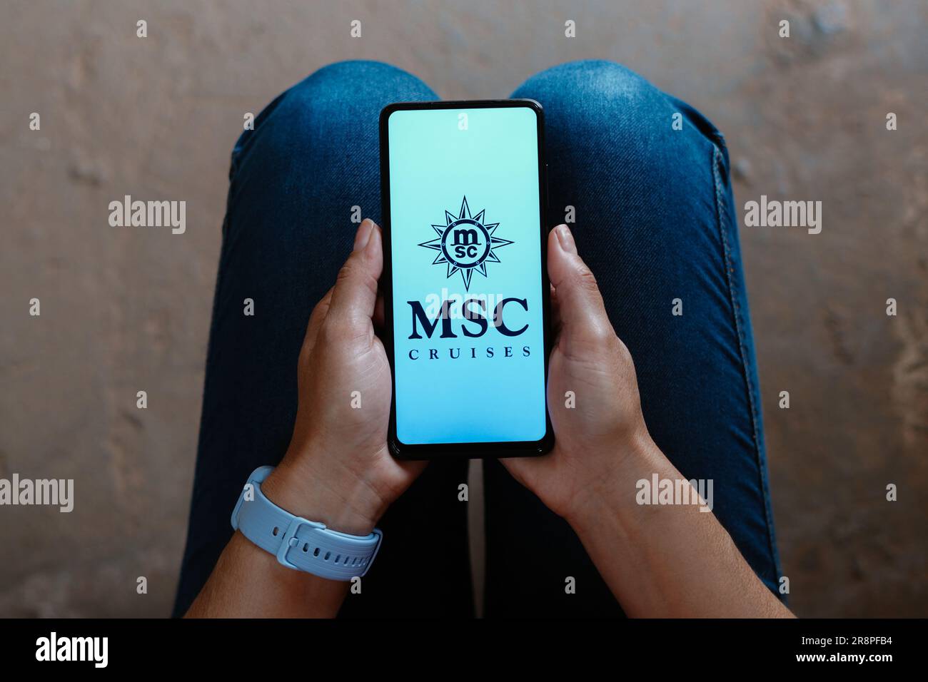In dieser Fotoabbildung wird das MSC Crociere (MSC Cruises) Logo auf einem Smartphone-Bildschirm angezeigt. Stockfoto