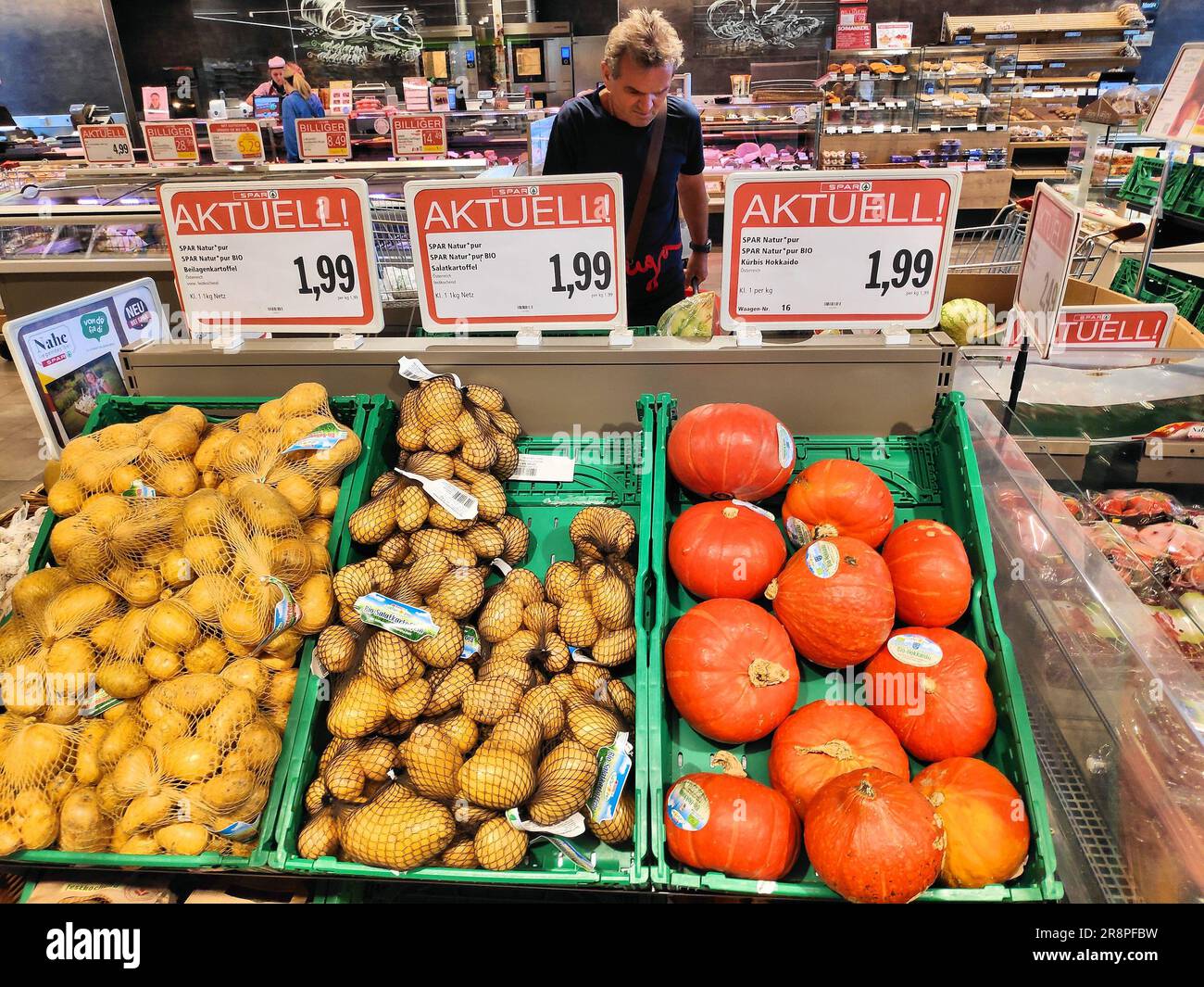 WIEN, ÖSTERREICH - 8. AUGUST 2022: Menschen besuchen die Obstabteilung im Spar-Supermarkt in Österreich. Spar ist eine große Supermarktkette, die aus der Ne stammt Stockfoto