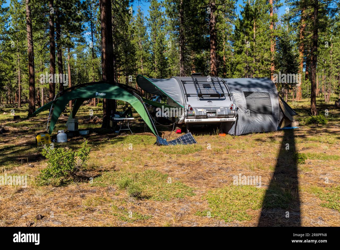Ein Mini-Campingwagen mit maßgeschneidertem Zelt im Lassen National Forest California USA Stockfoto