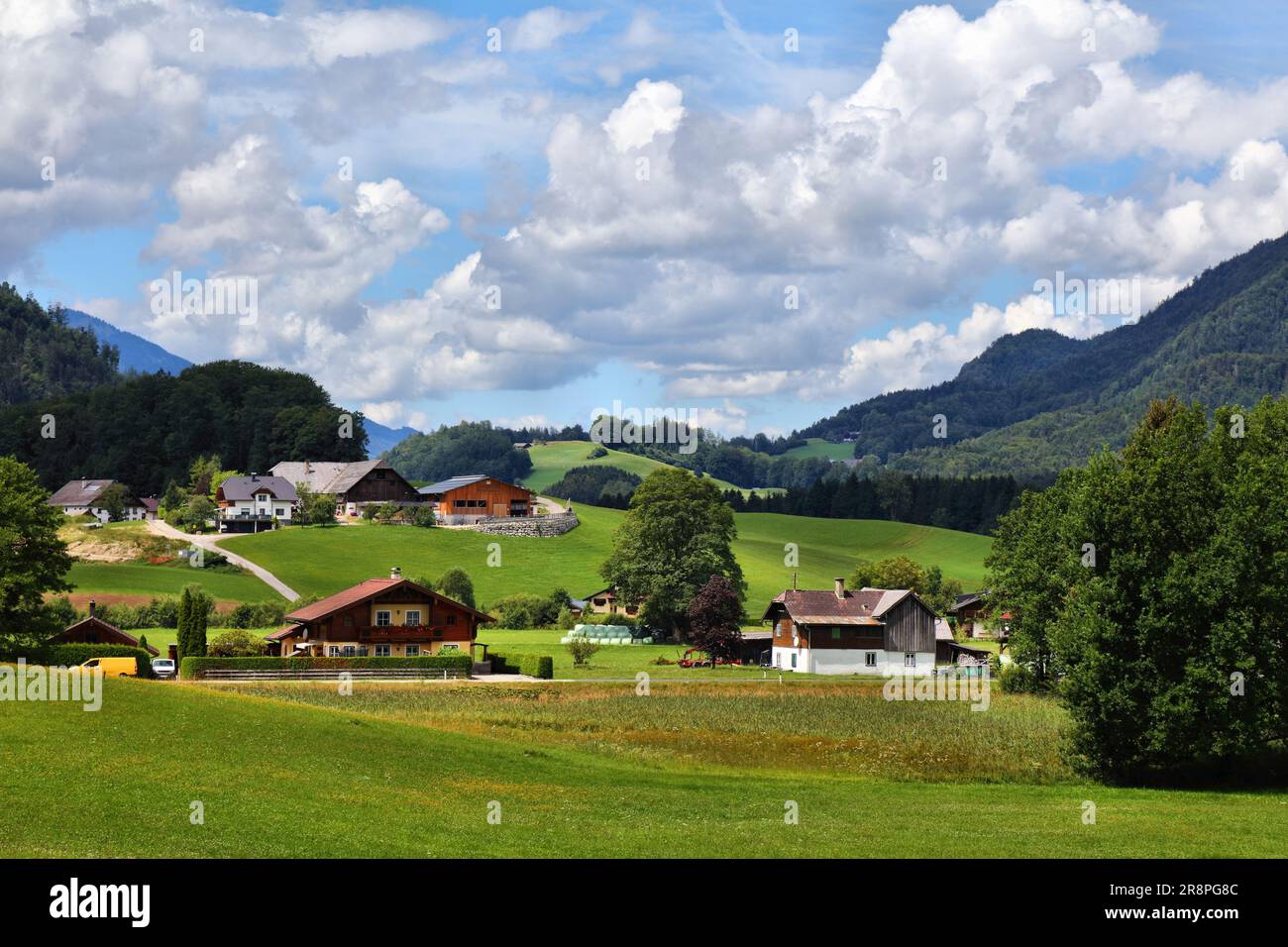 Österreichischer Sommer. Landschaftslandschaft in der Nähe von Bad Ischl im Salzkammergut. Grüne Weiden, landschaftliche Landschaft. Stockfoto