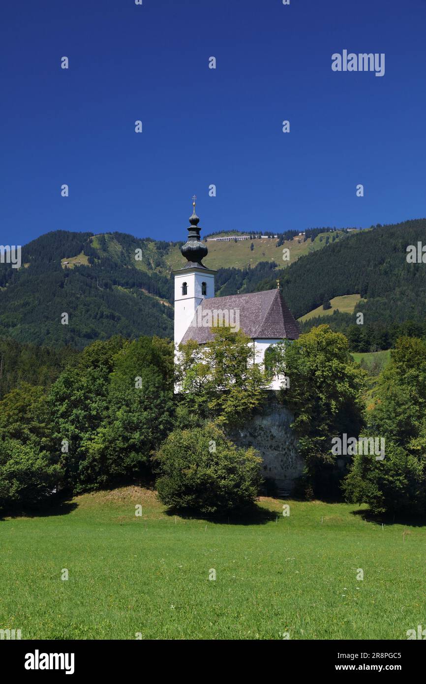 Österreichischer Sommer. Landschaften in der Nähe von Salzburg - Dorf Golling und der Salzach. Sonniger Tag. Stockfoto