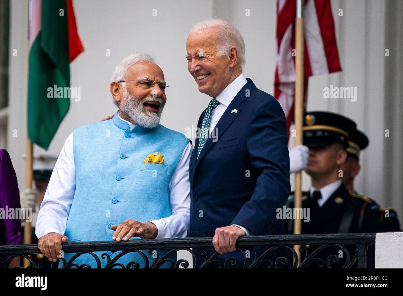 Washington, Usa. 22. Juni 2023. Präsident Joe Biden und Narendra Modi, Indiens Premierminister, stehen am Donnerstag, den 22. Juni 2023, während einer Ankunftszeremonie in Washington, DC, auf dem Südportico des Weißen Hauses. Foto: Al Drago/UPI Credit: UPI/Alamy Live News Stockfoto