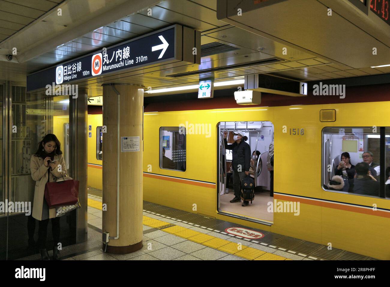 TOKIO, JAPAN - 28. NOVEMBER 2016: Die Menschen fahren mit dem Ginza Line-Zug der Tokyo Metro. Toei Subway und Tokyo Metro haben 285 Stationen und 8,7 Millionen Dail Stockfoto