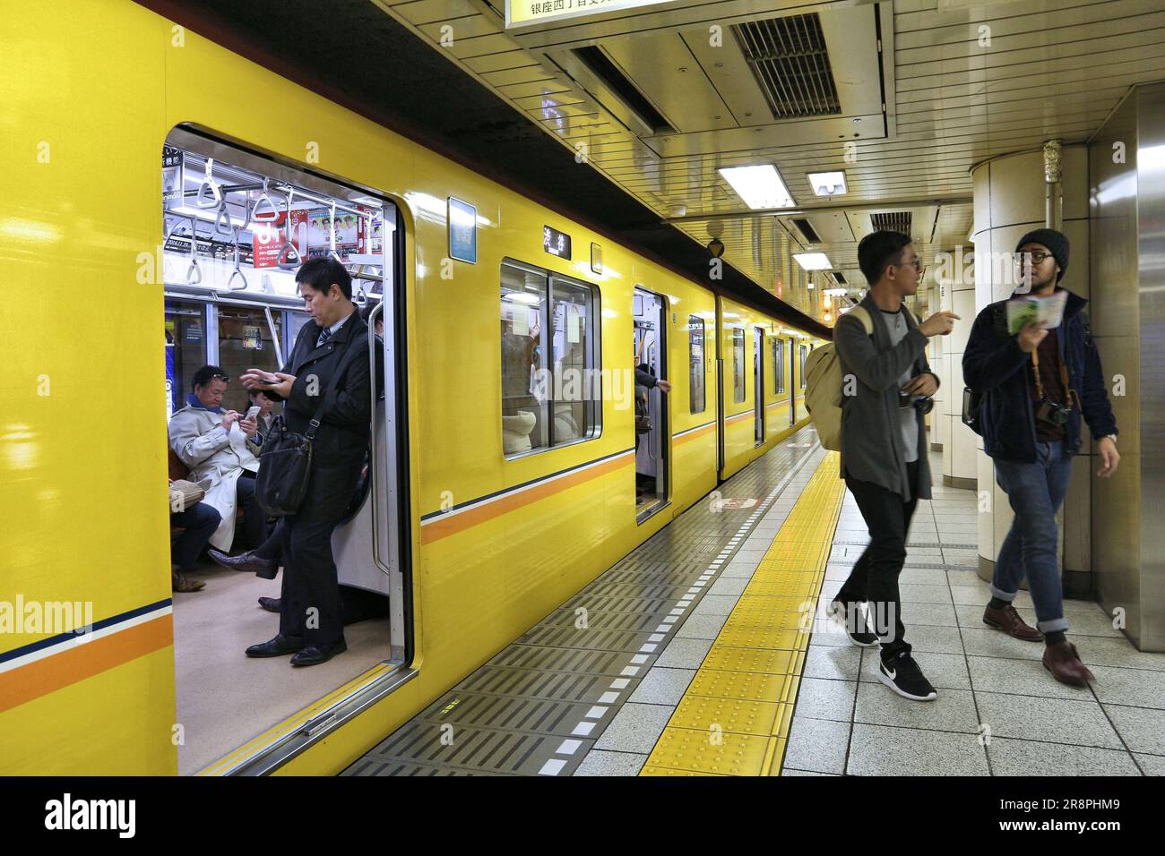 TOKIO, JAPAN - 28. NOVEMBER 2016: Die Menschen fahren mit dem Ginza Line-Zug der Tokyo Metro. Toei Subway und Tokyo Metro haben 285 Stationen und 8,7 Millionen Dail Stockfoto