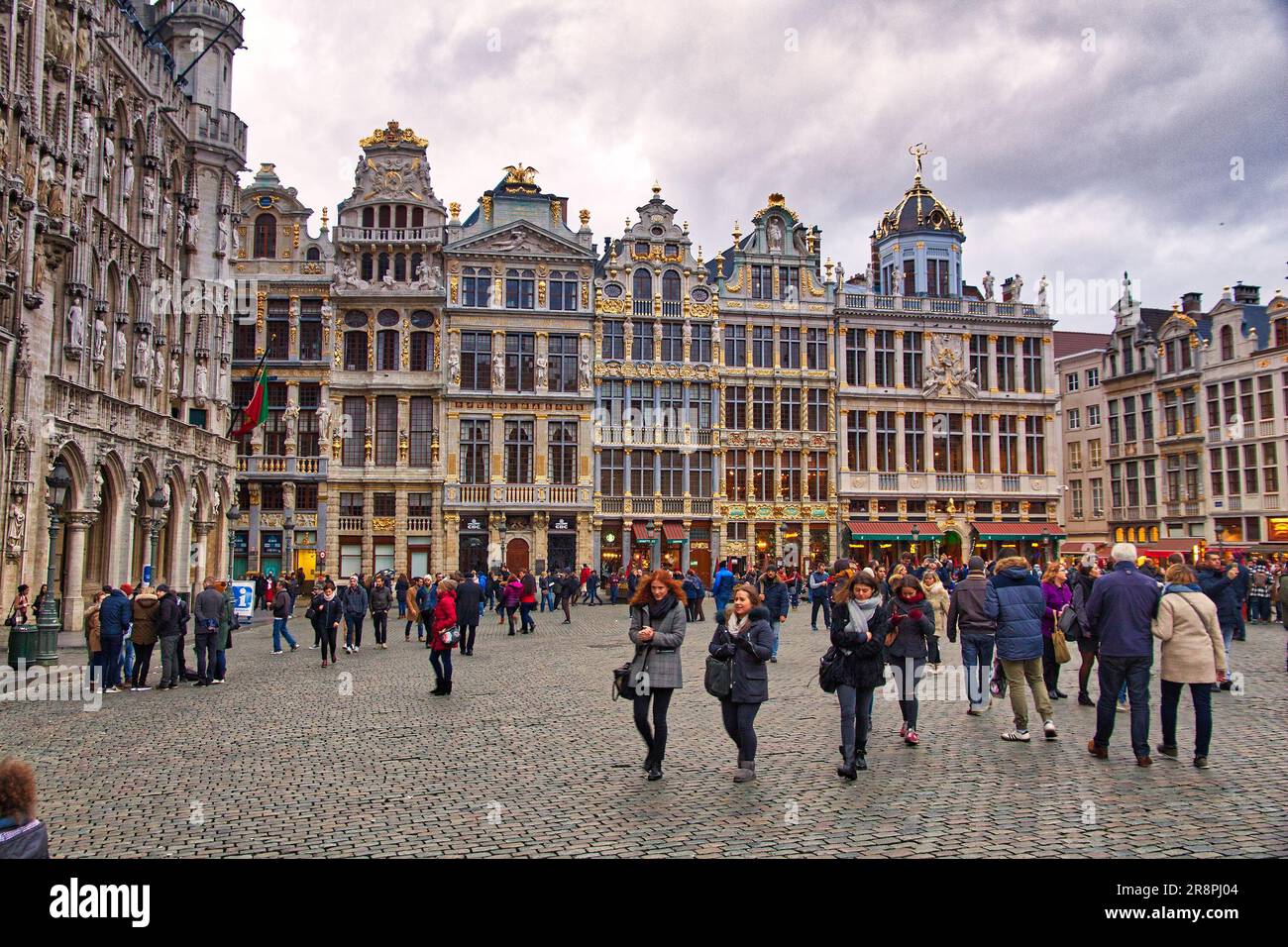 Brüssel, Belgien - 19 November, 2016: die Menschen besuchen Sie Brüssel Grand Place (Grote Markt) entfernt. Brüssel ist die Hauptstadt von Belgien. 1,8 Mio. pe Stockfoto
