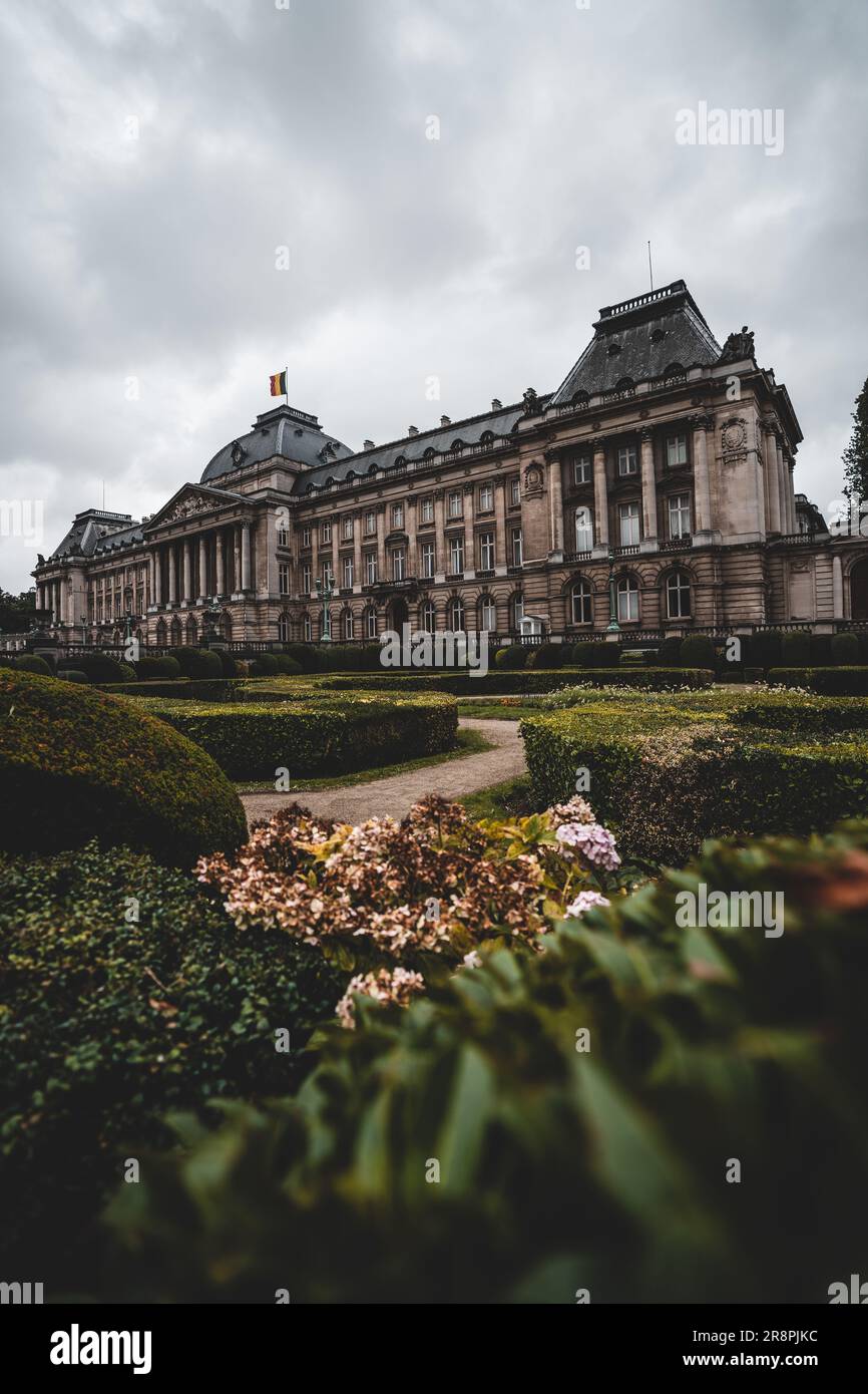 Der majestätische Königspalast von Brüssel in Belgien ist aus einem niedrigen Winkel eingefangen und groß und zeigt seine architektonische Pracht Stockfoto